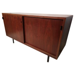 Mid-Century Modern Early Knoll Nussbaum 2-türige Anrichte