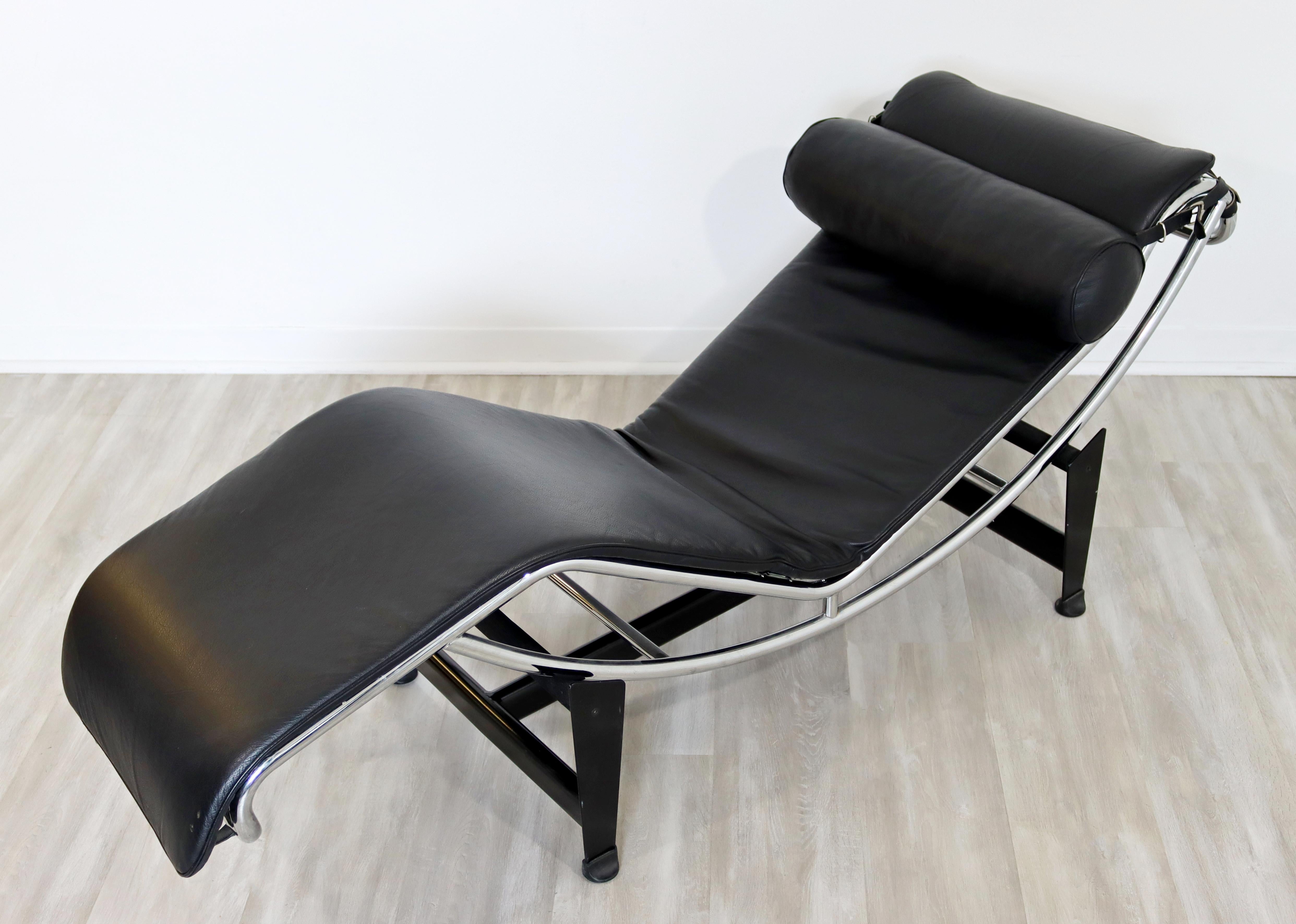 For your consideration is a classic LC4 chaise, made of chrome and with black leather upholstery, by Le Corbusier Italy, circa the 1970s. In very good vintage condition. The dimensions are 64