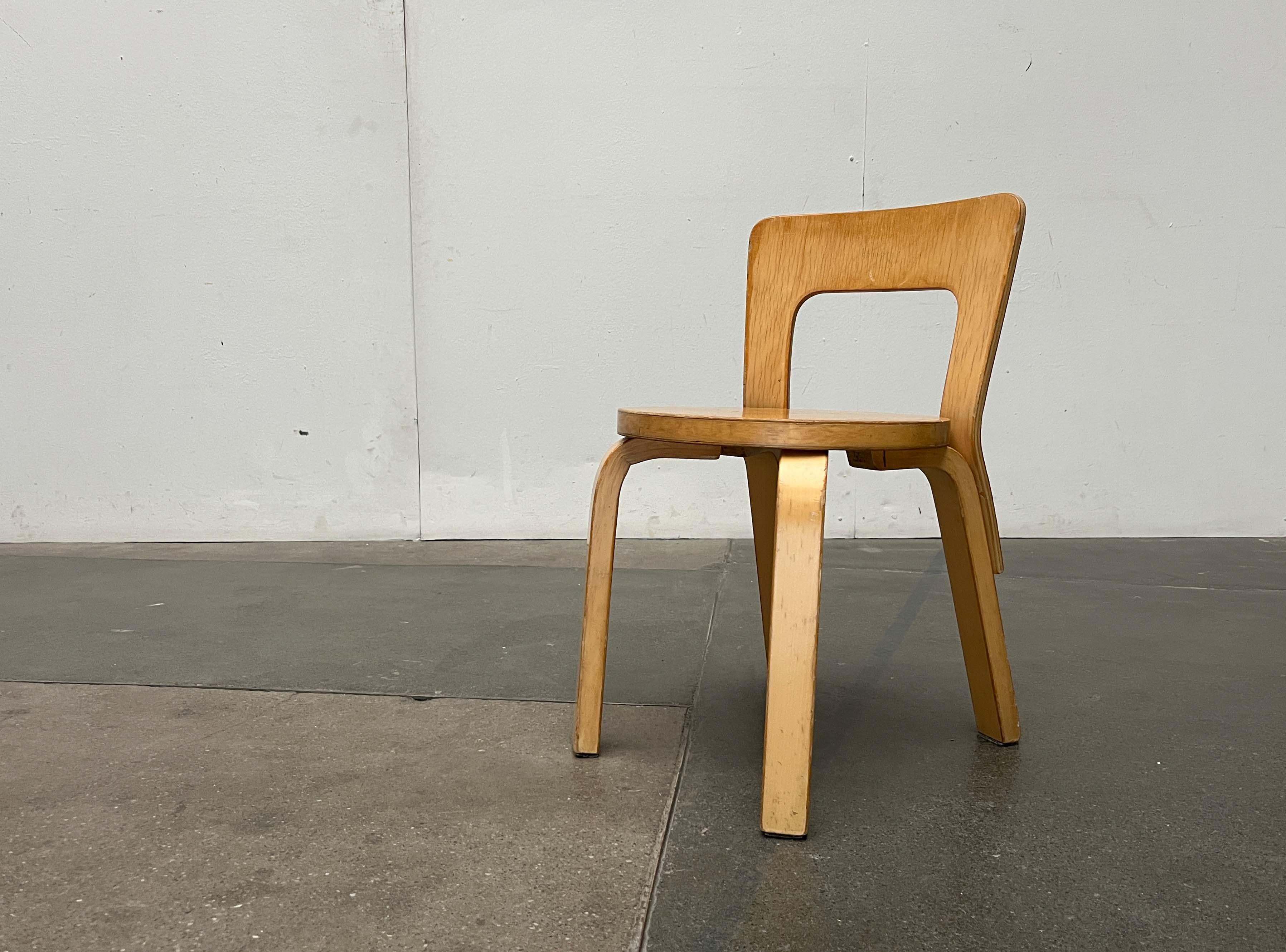 Una prima versione della sedia per bambini N65 del produttore finlandese Artek, basata su un disegno di Alvar Aalto degli anni '30. Questa versione del sedile è stata disponibile solo fino alla metà degli anni Sessanta.

Una sedia per bambini