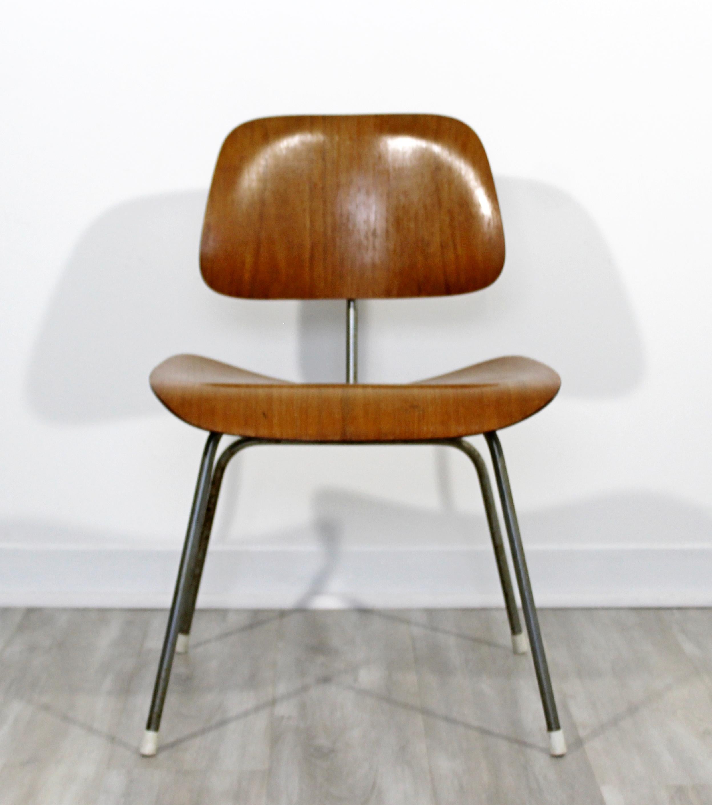 For your consideration is an original, early DCM side chair, by Charles Eames for Herman Miller, circa 1950s. In excellent vintage condition. The dimensions are 19.25