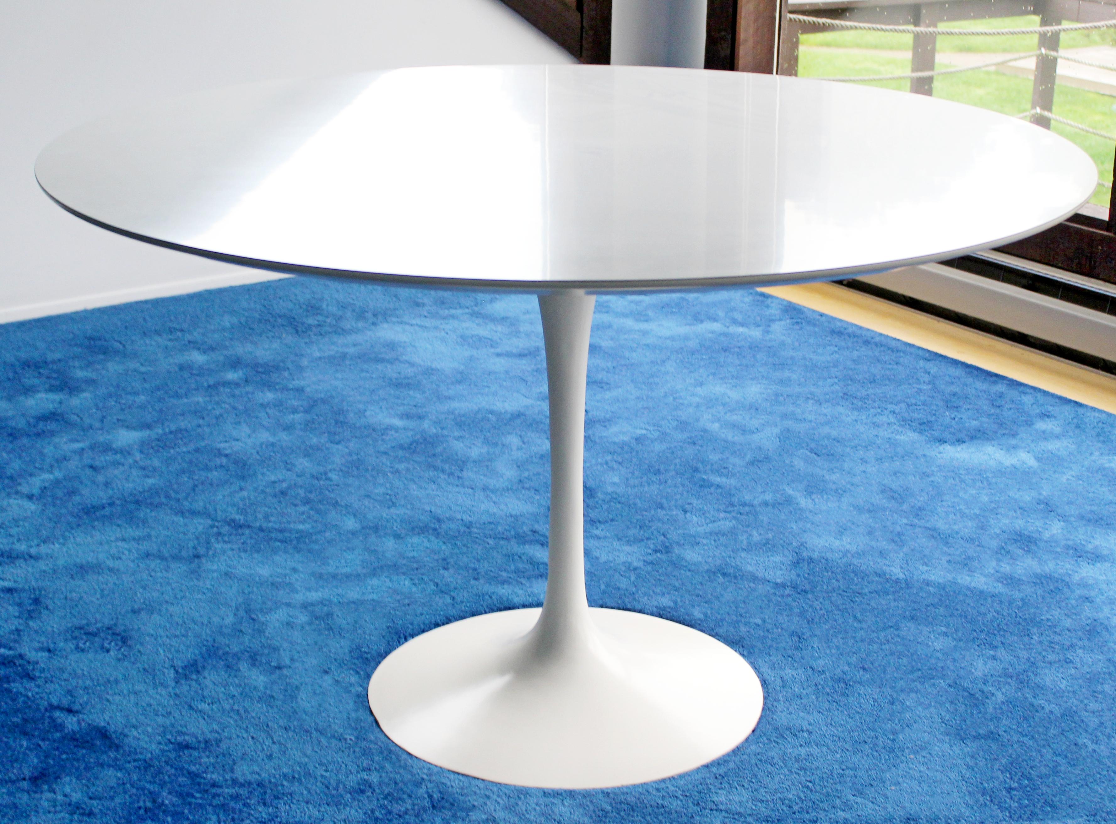 For your consideration is an original, early Tulip dining table, by Eero Saarinen for Knoll, circa 1960s. In very good vintage condition. The dimensions are 48