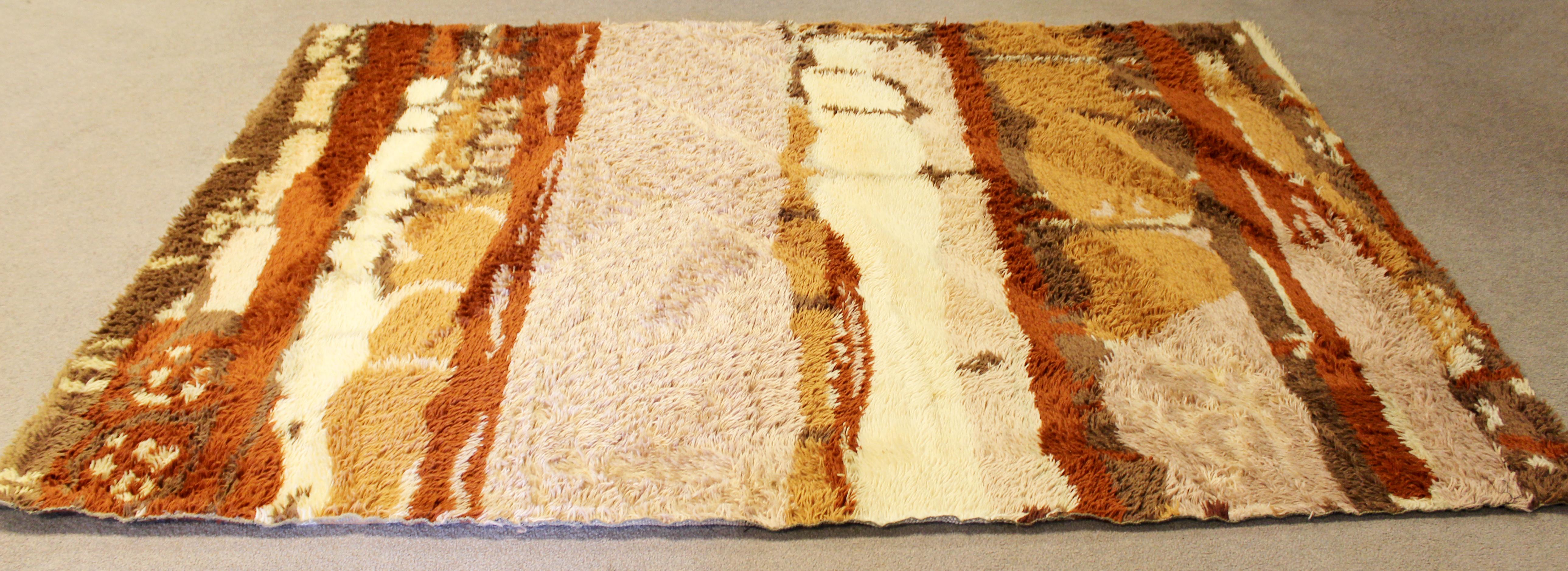 For your consideration is a gorgeous, Danish, rectangular Rya area rug or carpet, with a rust, brown and cream pattern, circa the 1960s. In very good vintage condition. The dimensions are 72