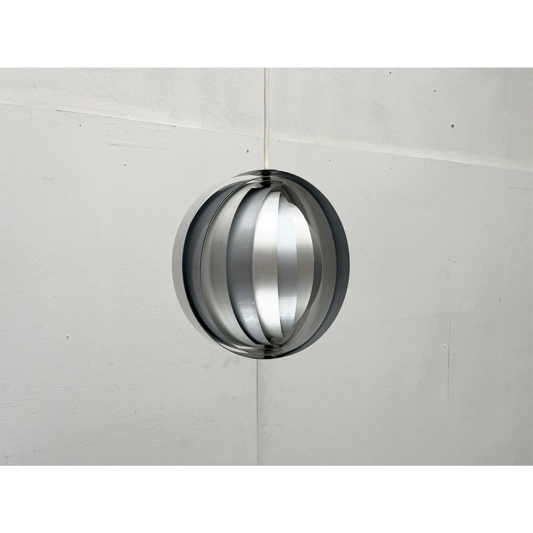 Seltene Mondlampenversion aus DDR-Produktion von Erjoka. Der Hersteller orientierte sich an dem Entwurf von Verner Panton aus den 1960er Jahren.

Der Lampenkörper besteht aus 10 ringförmigen Lamellen, die radial um die Lampe angeordnet sind. Diese