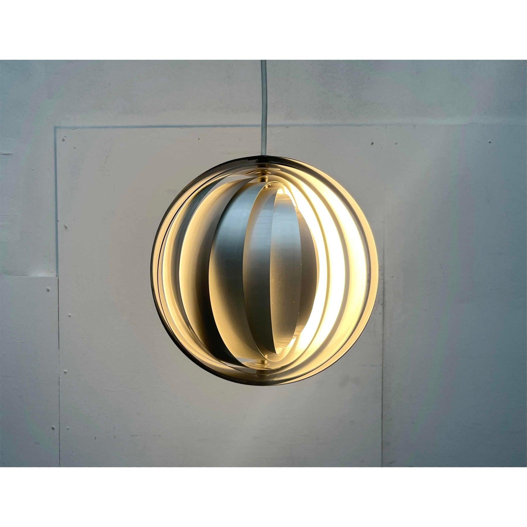 Moderne ostdeutsche Mond-Pendelleuchte von Verner Panton, 1960er Jahre (Metall) im Angebot