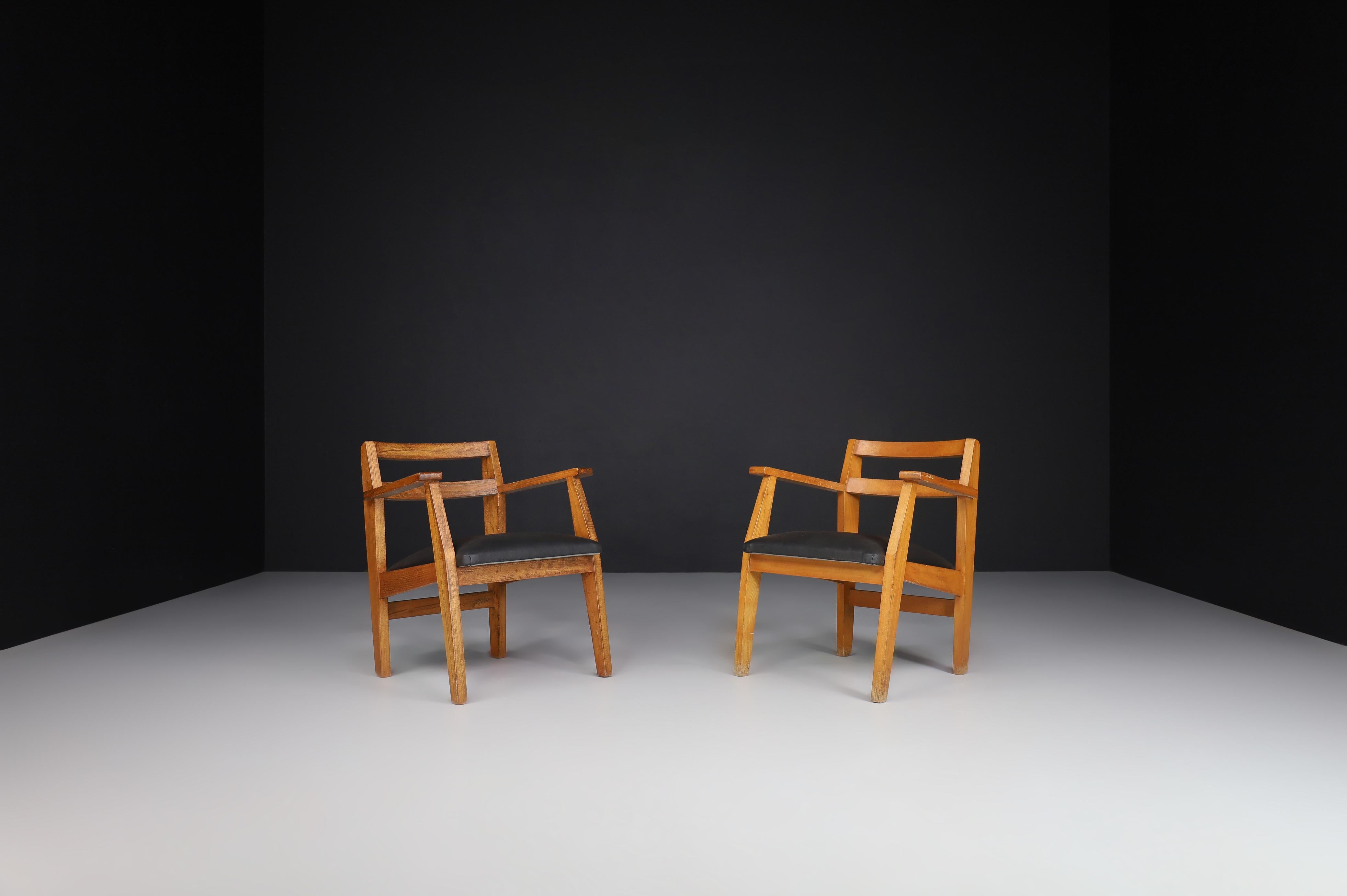 Moderne Sessel aus der Jahrhundertmitte, René Gabriel, Frankreich, 1940er Jahre.

Seltenes modernistisches Sesselpaar, René Gabriel zugeschrieben, Frankreich, 1940. Diese schönen Stühle aus der Zeit des französischen Wiederaufbaus sind in