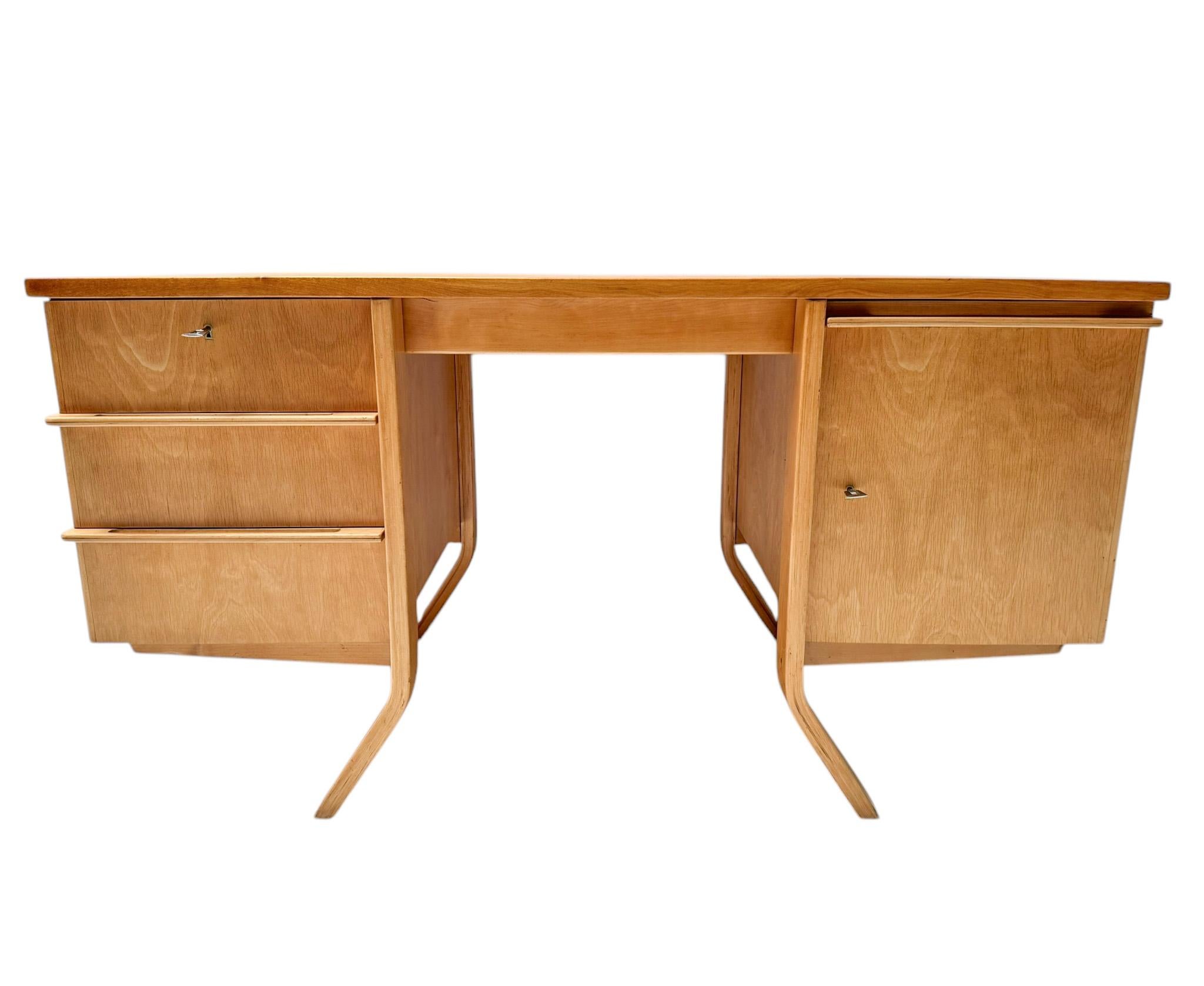 Splendida ed elegante scrivania Mid-Century Modern EB04.
Design di Cees Braakman per Pastoe.
Un sorprendente design olandese degli anni '1950.
Base originale in betulla e compensato impiallacciato sostenuta da quattro eleganti gambe in legno