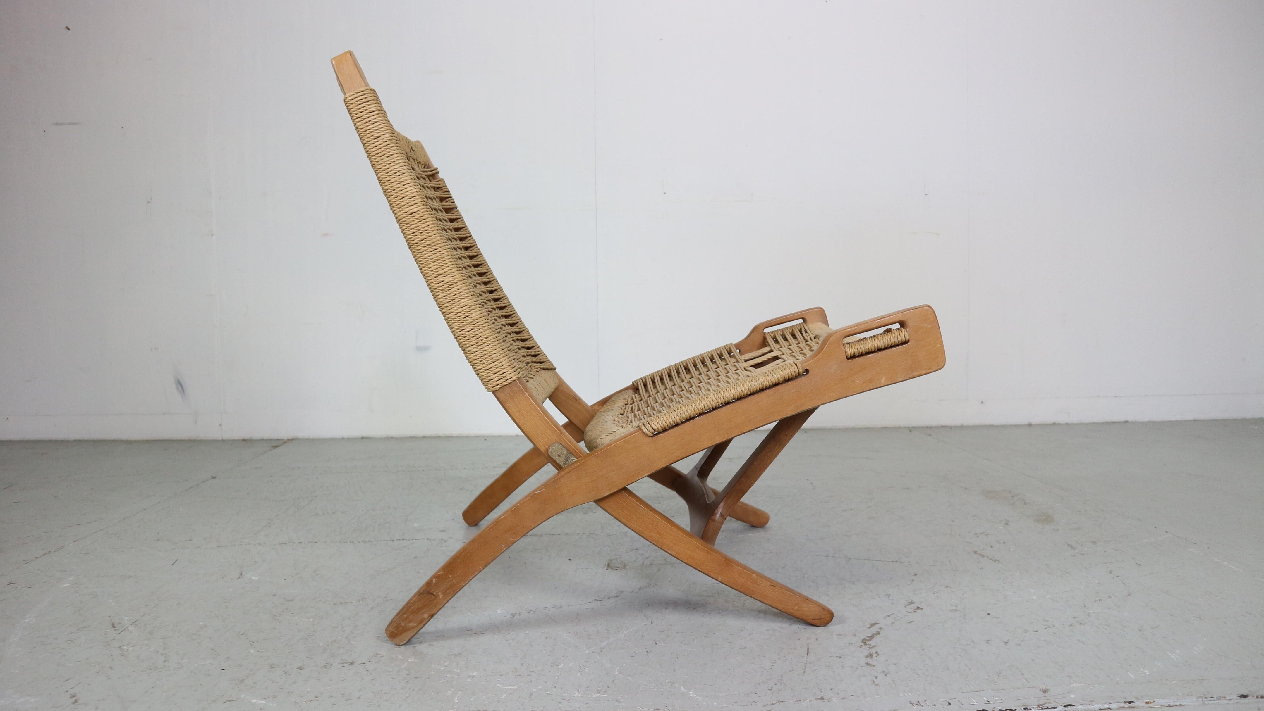 Mid-Century Modern Wegner style folding lounge chairs designed by English designer Ebert Wels, in 1960's period United Kingdom.

These super stylish low profile chairs are made of beautiful beech wood and woven cord rope.
 The design is very similar