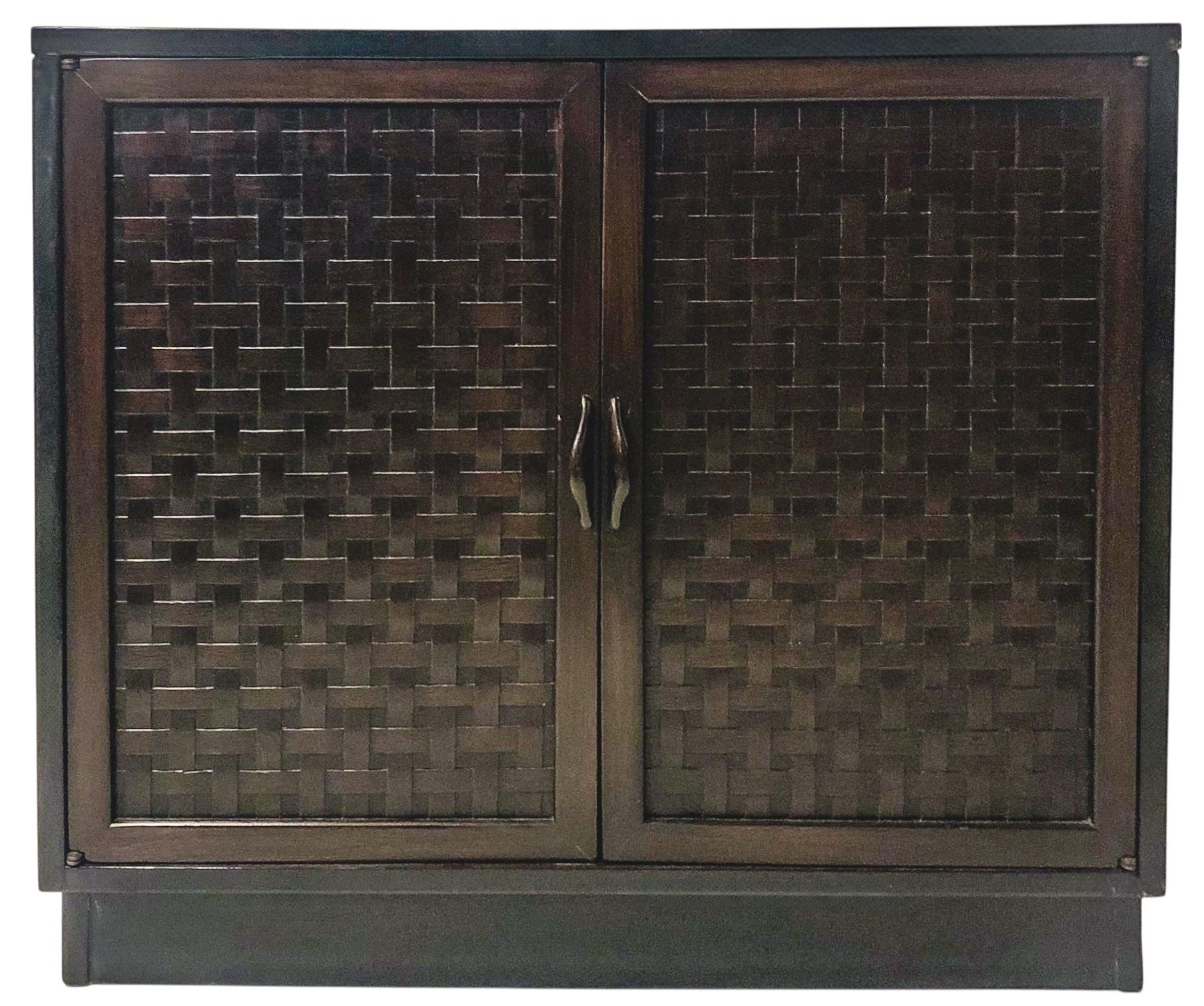 Il s'agit d'une paire d'armoires en acajou ébonisé avec des façades en vannerie attribuées à Lane Furniture. Elles s'ouvrent sur un espace intérieur doté d'une seule étagère. Ils sont en très bon état. 