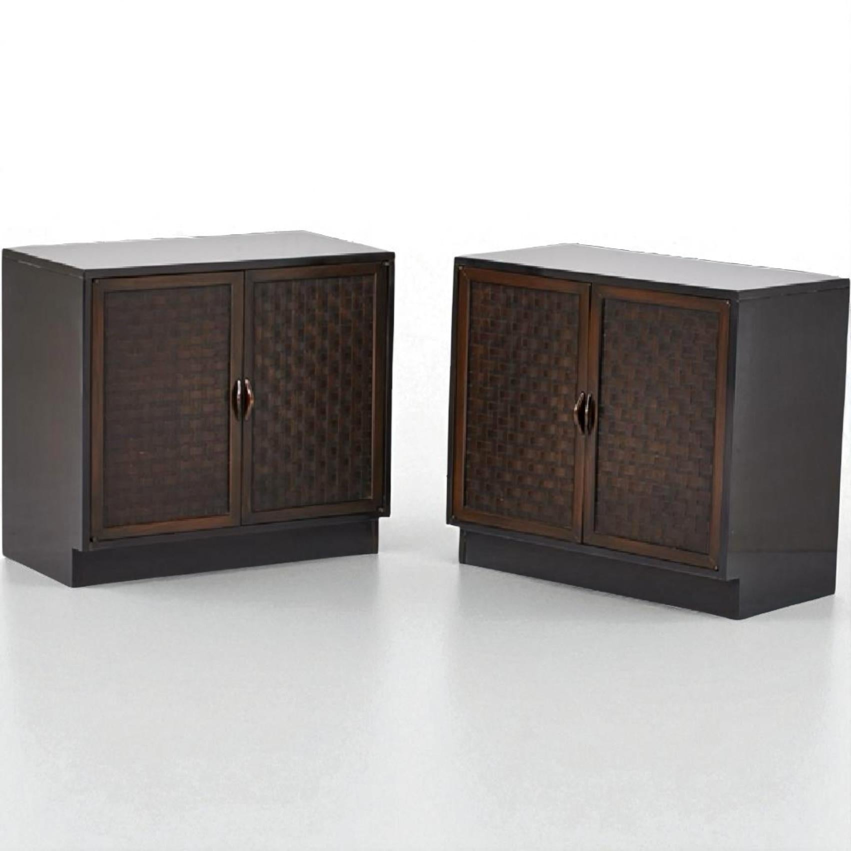 Mid-Century Modern Armoires en vannerie ébonisées modernes du milieu du siècle attribuées à Lane - Paire en vente