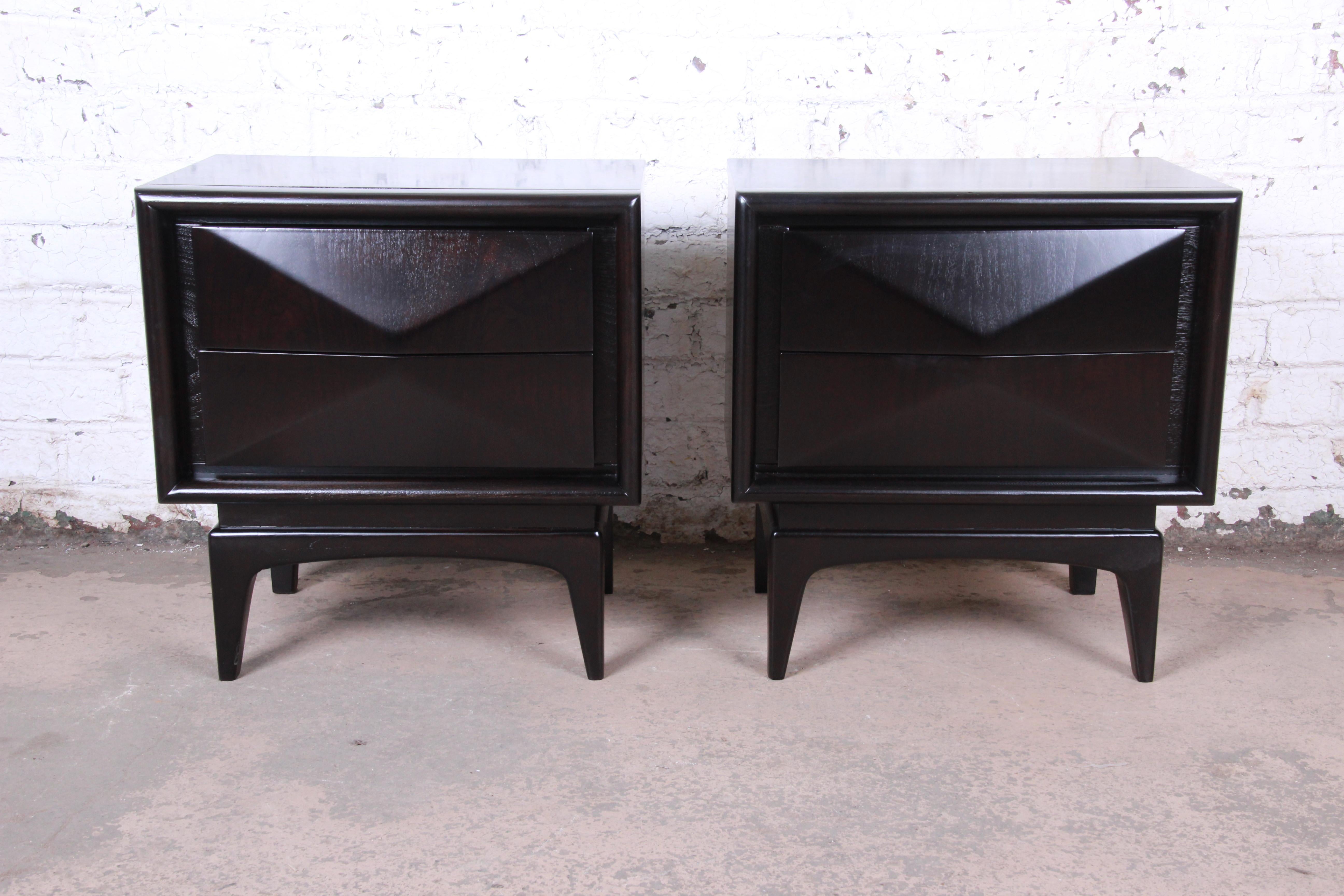 A stunning pair of Mid-Century Modern sculpted walnut ebonized diamond front nightstands or end tables

In the manner of Vladimir Kagan

By United Furniture Co.

USA, 1960s

Measures: 23