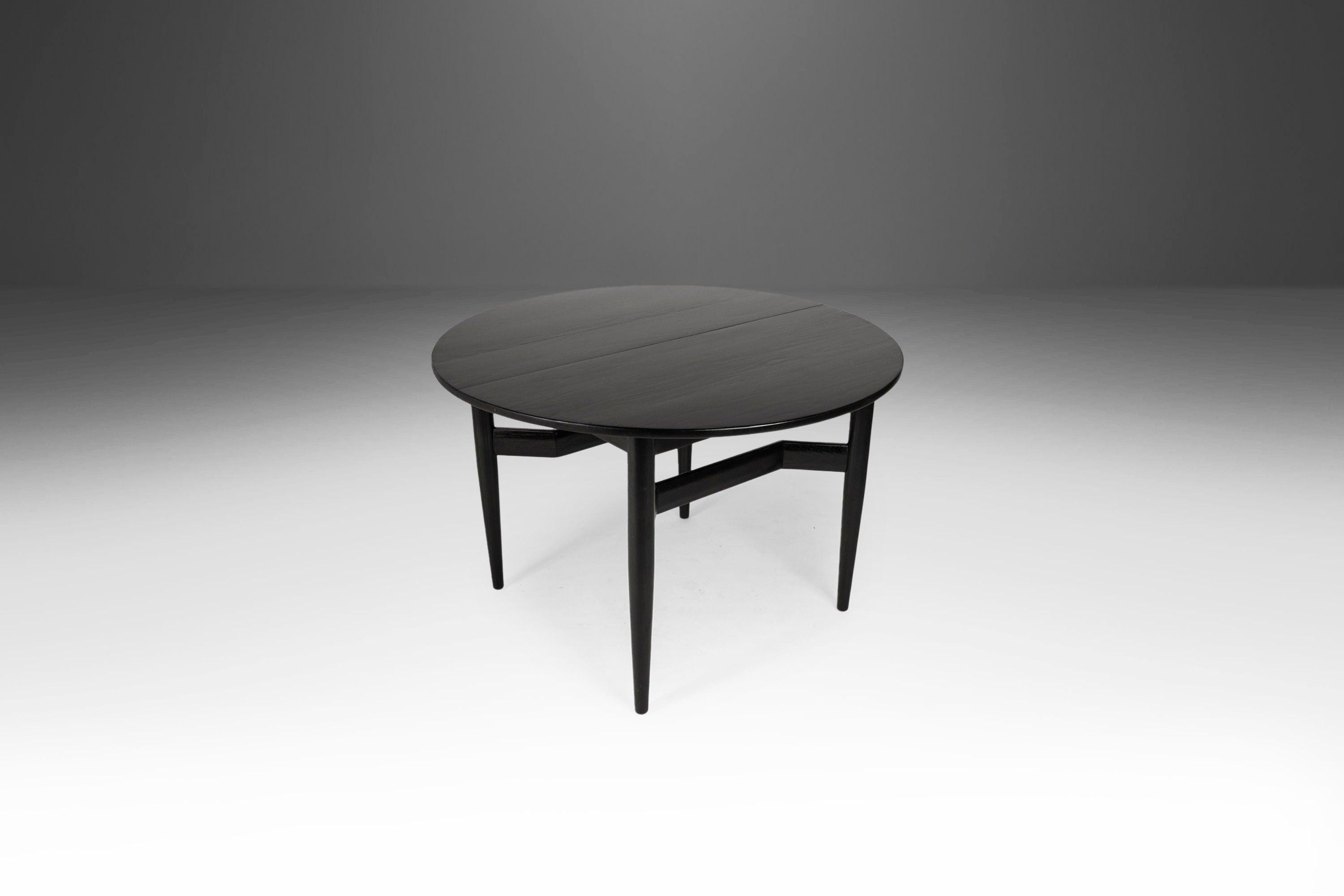 Mid-Century Modern Table de salle à manger à rallonge ébonisée du milieu du siècle avec pied architectural, vers 1960 en vente