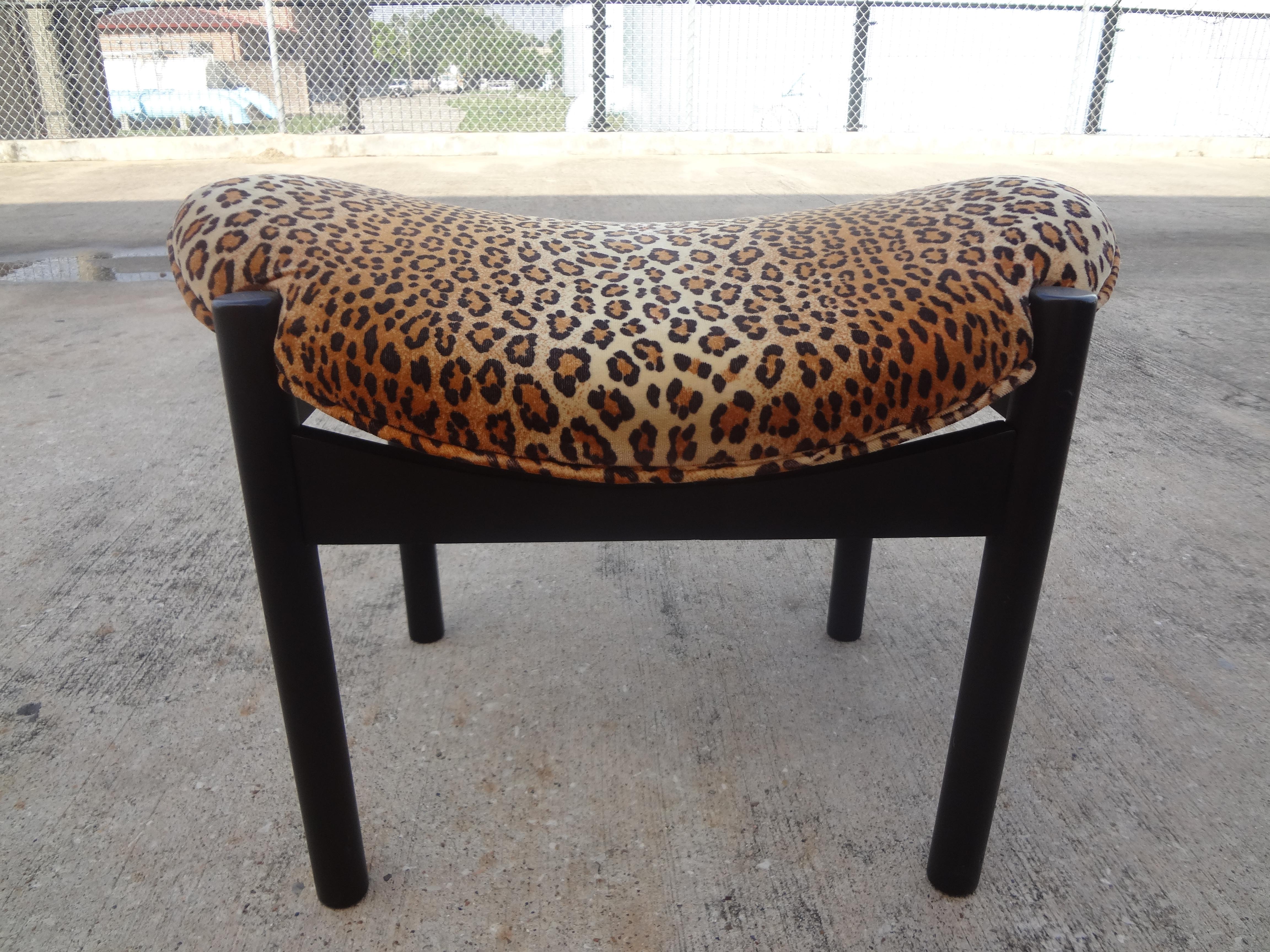 Stunning Arthur Umanoff Mid-Century Modern ebonized floating oval bench, ottoman or stool. This versatile ebonized bench can be used for extra seating, as a vanity stool or in a powder room.