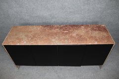 Modernes Sideboard mit ebonisierter Marmorplatte und Marmorseite aus der Mitte des Jahrhunderts