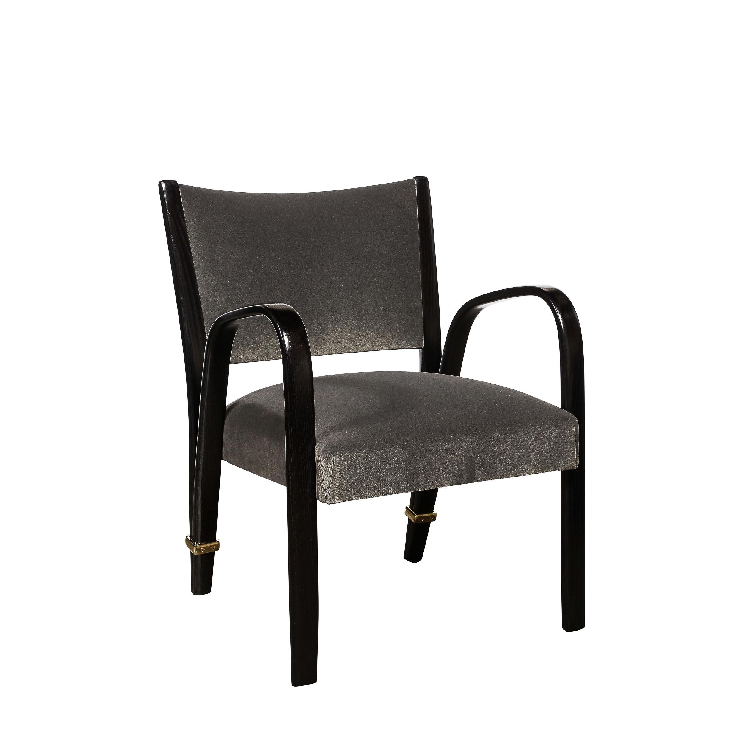 Questa raffinata ed elegante coppia di sedie con schienale a molla in stile Mid-Century Modern è stata realizzata dallo stimato designer Hughes Steiner in Francia intorno al 1950. Offrono una forma grafica con braccioli ad arco che scendono in gambe