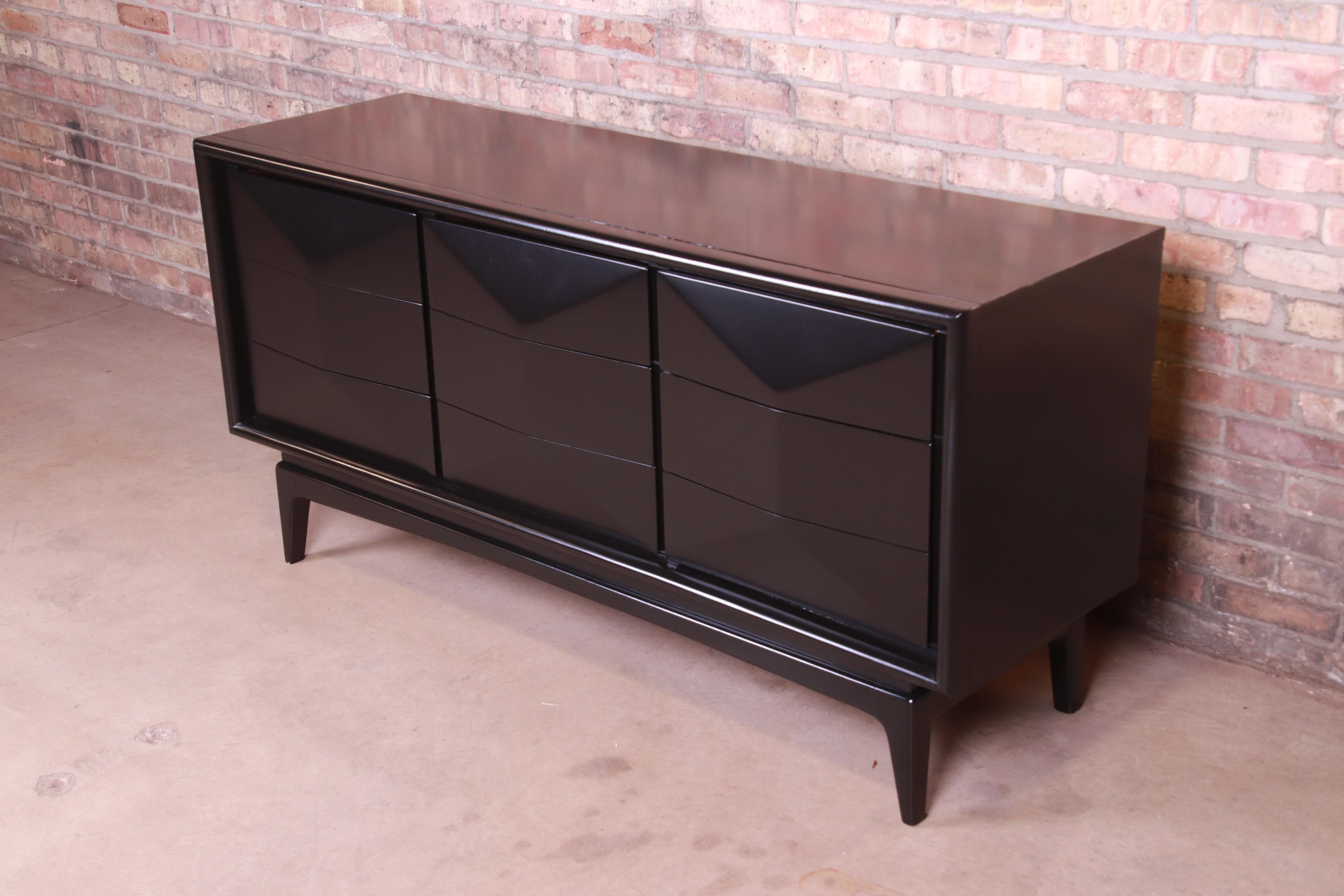 A stunning Mid-Century Modern sculpted walnut ebonized diamond front long dresser or credenza

In the manner of Vladimir Kagan

By United Furniture Co.

USA, 1960s

Measures: 62