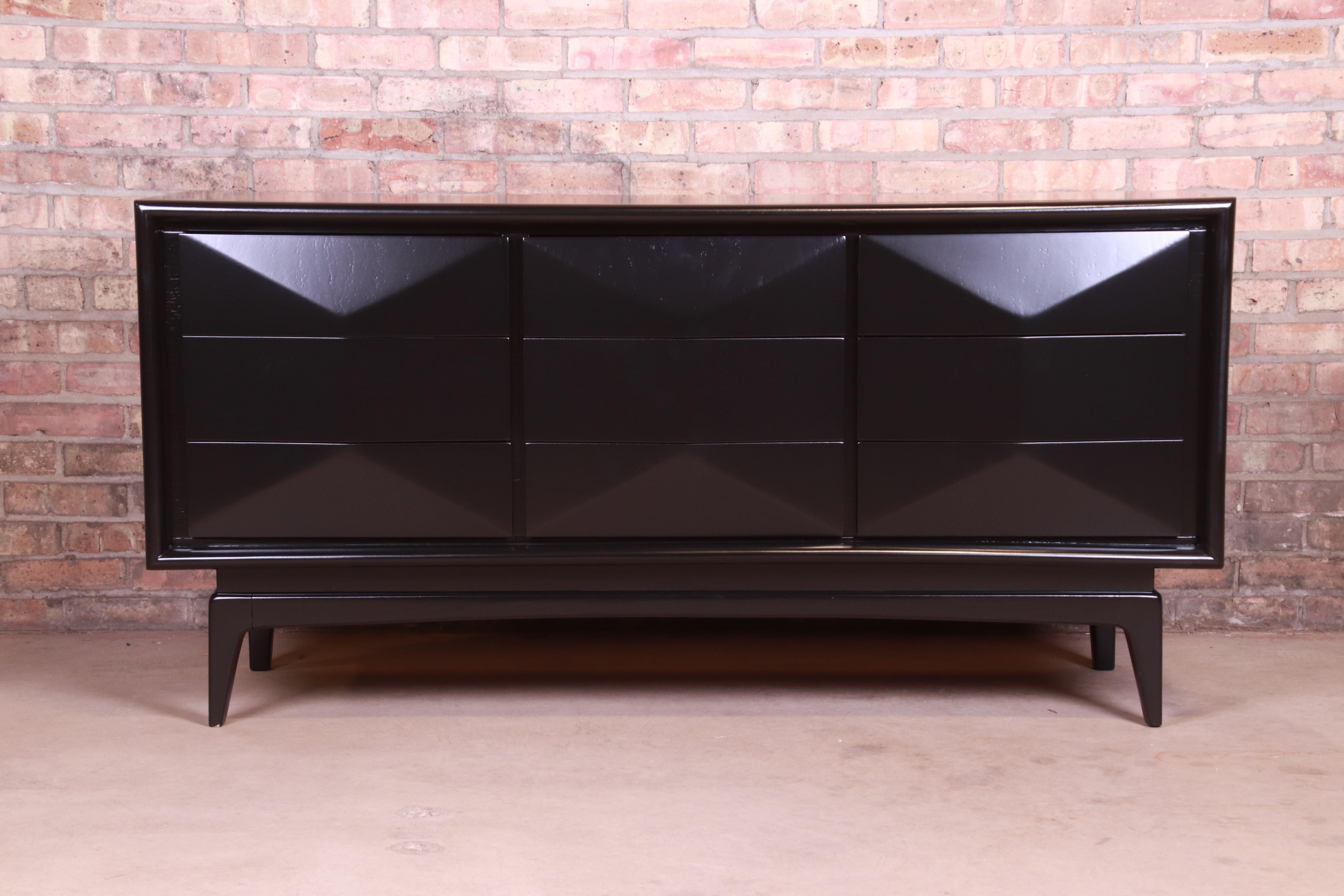 A stunning Mid-Century Modern sculpted walnut ebonized diamond front long dresser or credenza

In the manner of Vladimir Kagan

By United Furniture Co.

USA, 1960s

Measures: 62