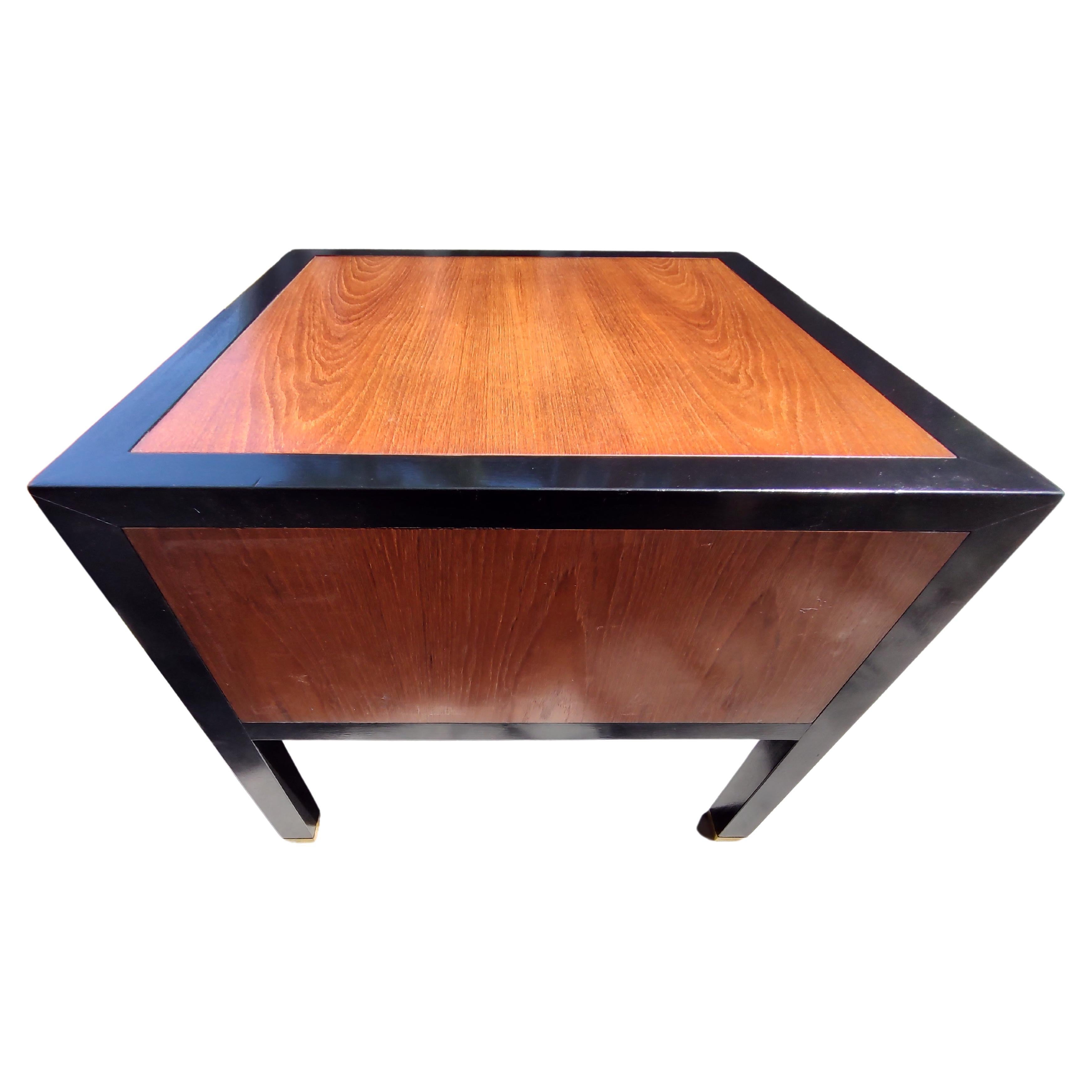 Fabulous einfach und elegant Paar Ebonized mit Walnuss-Panels und Messing-Hardware-Funktionen. Diese wunderschön restaurierten Tische bieten viel Stauraum in einem hochwertig gefertigten Stück. Michael Taylor für Baker Furniture Co. Lange