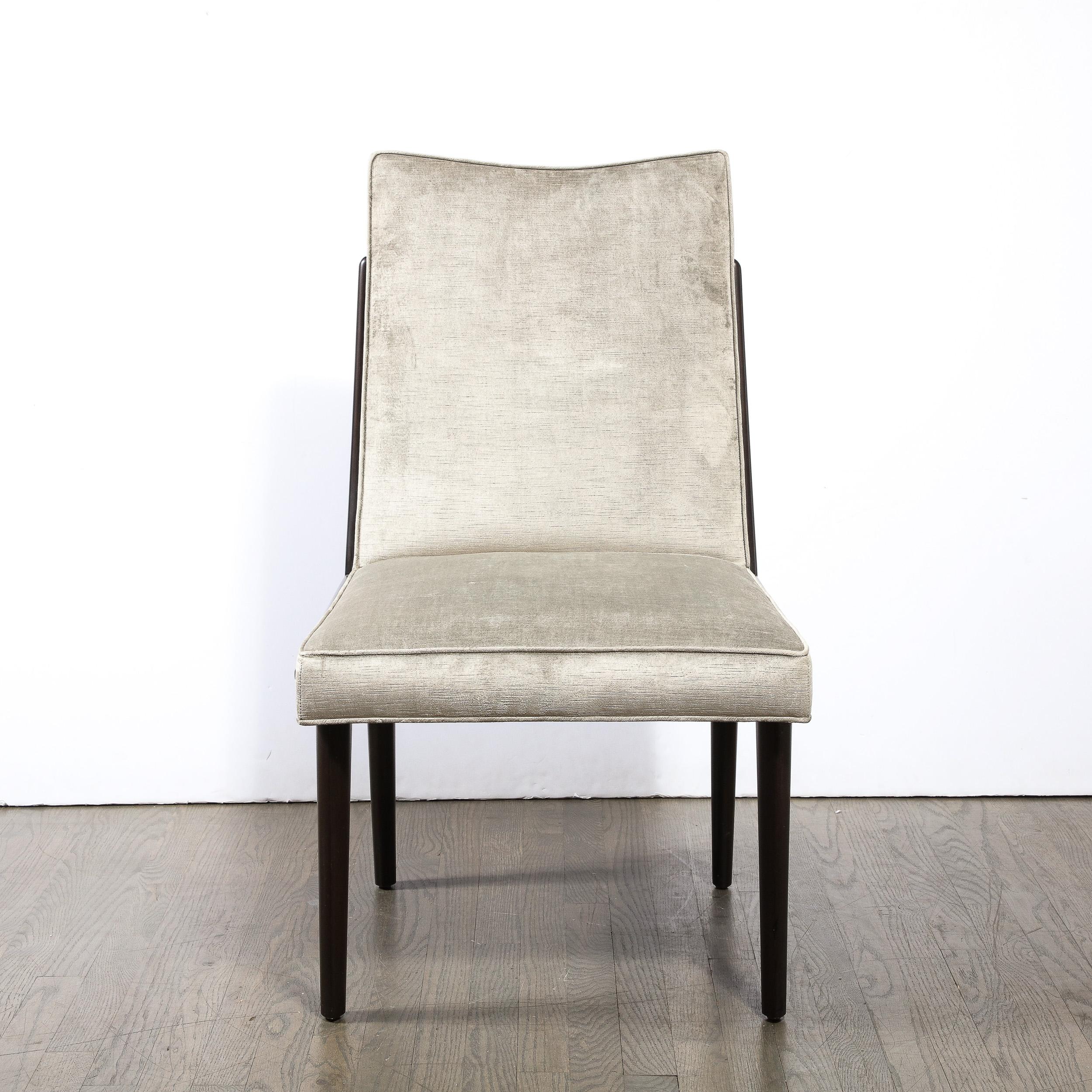 Cette élégante chaise d'appoint atomique de style moderne du milieu du siècle a été réalisée en Italie, vers 1950. Ils présentent des corps rectilignes avec des pieds cylindriques effilés en noyer ébonisé coiffés de sabots en laiton. En outre,