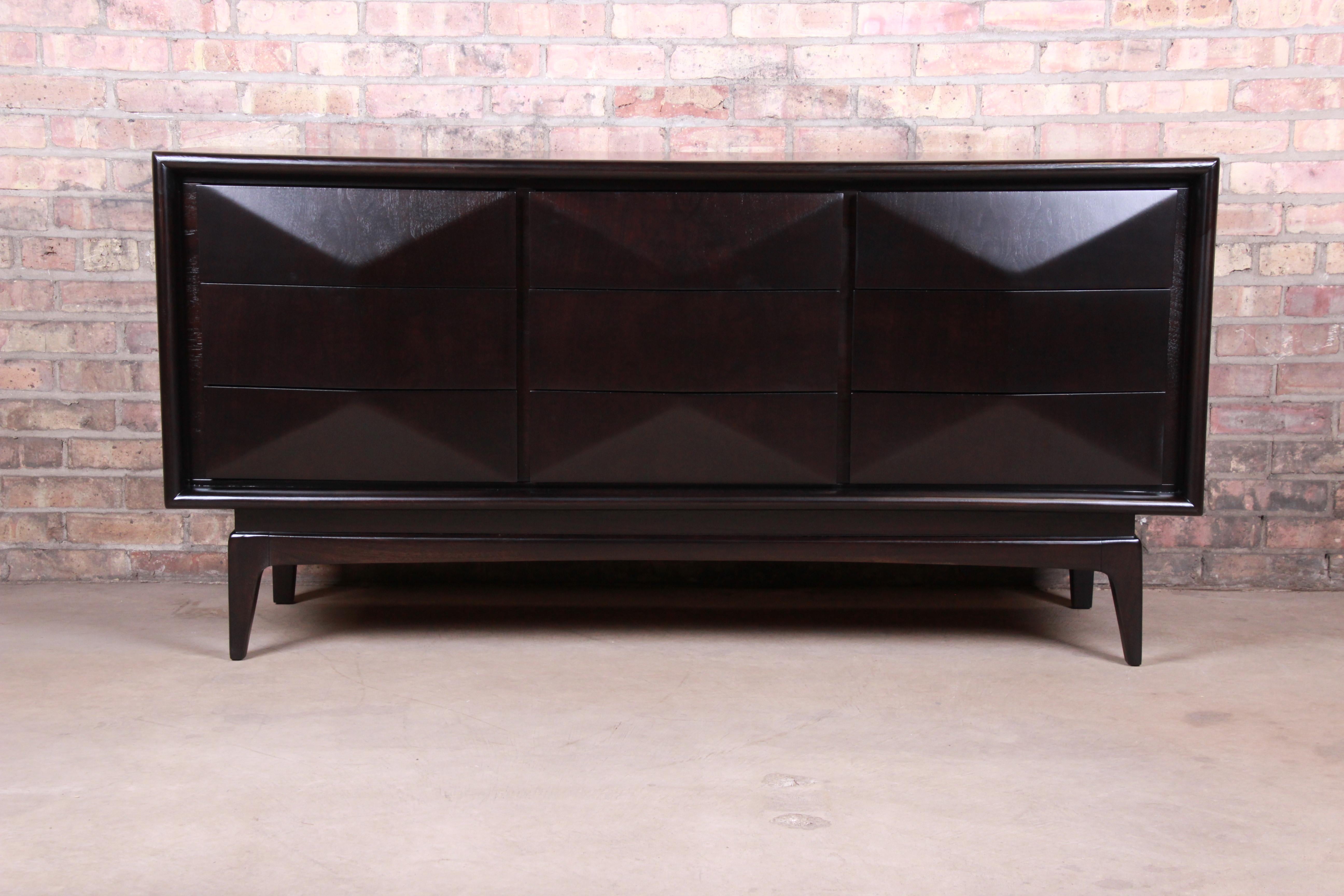 A stunning Mid-Century Modern sculpted walnut ebonized diamond front long dresser or credenza

In the manner of Vladimir Kagan

By United Furniture Co.

USA, 1960s

Measures: 62