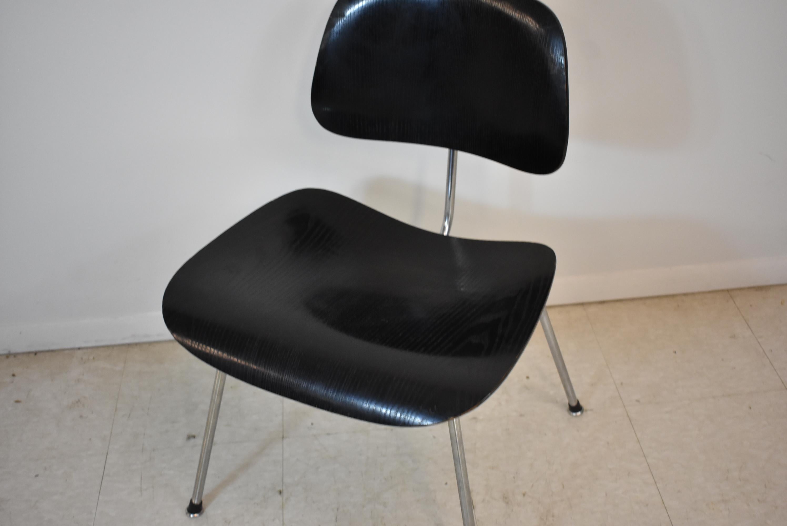 Mid-Century Modern Ebonized Wood and Chrome DCM Eames Chair In Good Condition For Sale In Toledo, OH
