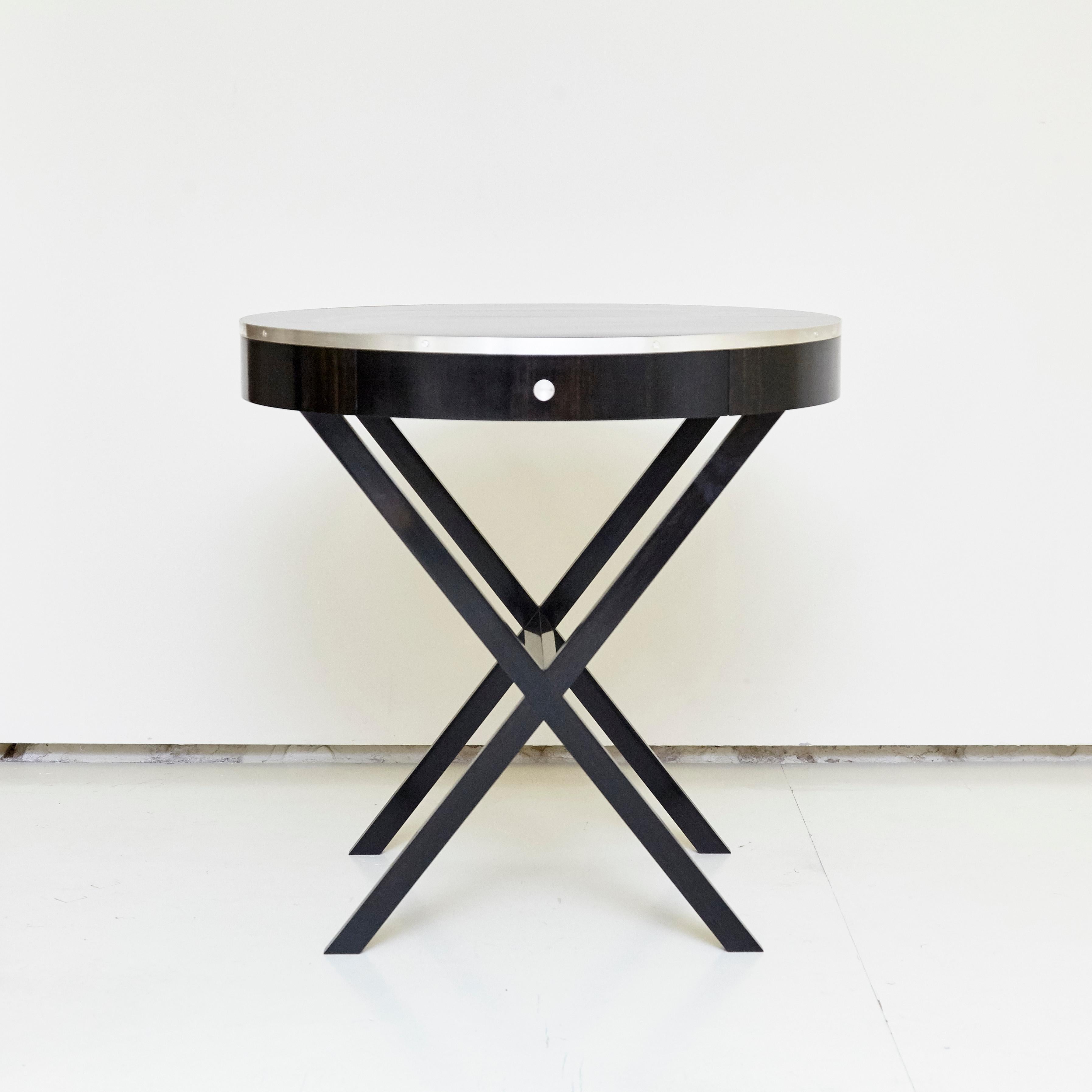 Side table manufactured by Anonymous in Barcelona.

Round side table in ebony and silver, one-drawer.

Measures: 65 cm x 65 cm.
   