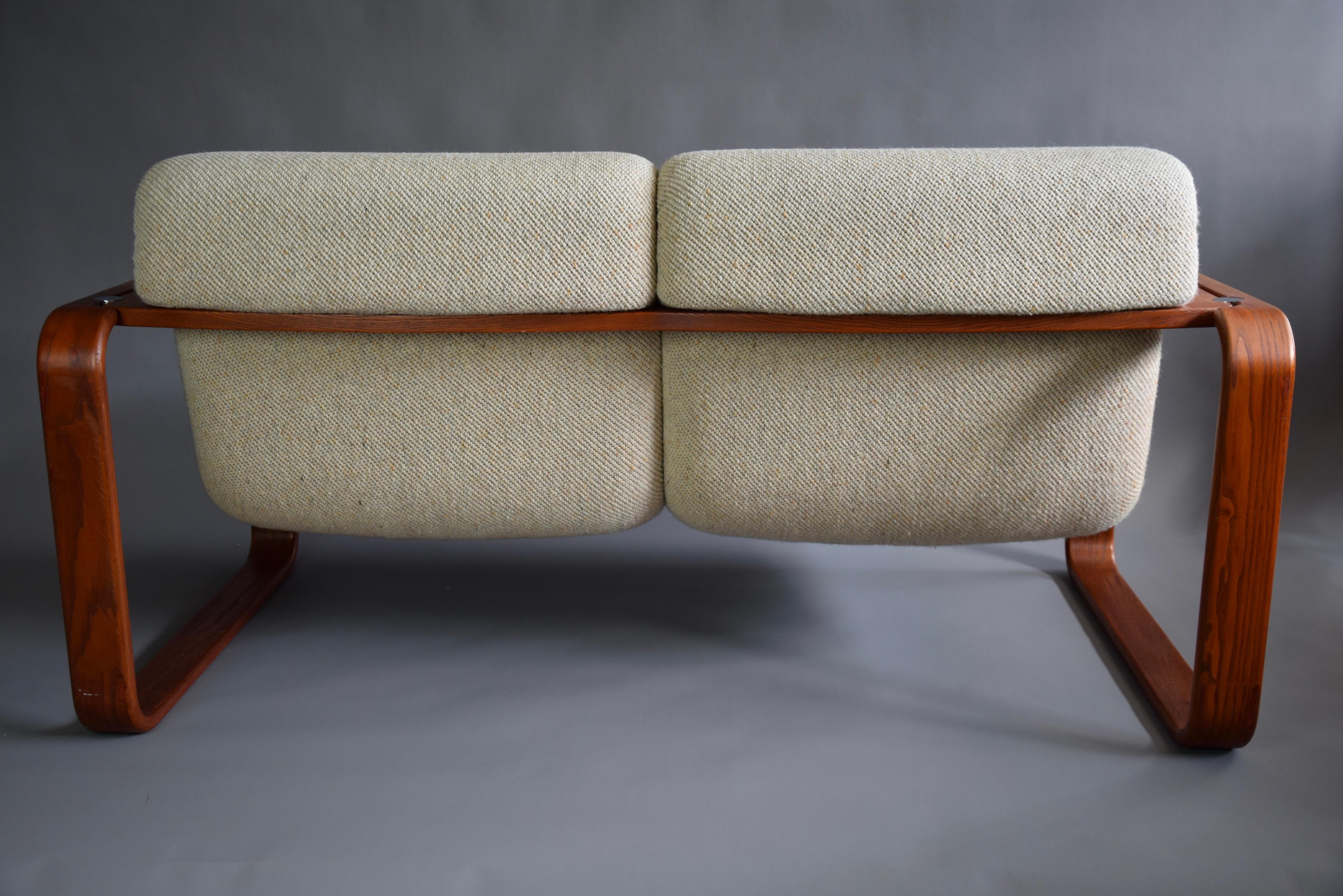 Mid-Century Modern Ecru Upholstery and Wooden Frame Two Seater by Giroflex For Sale 4