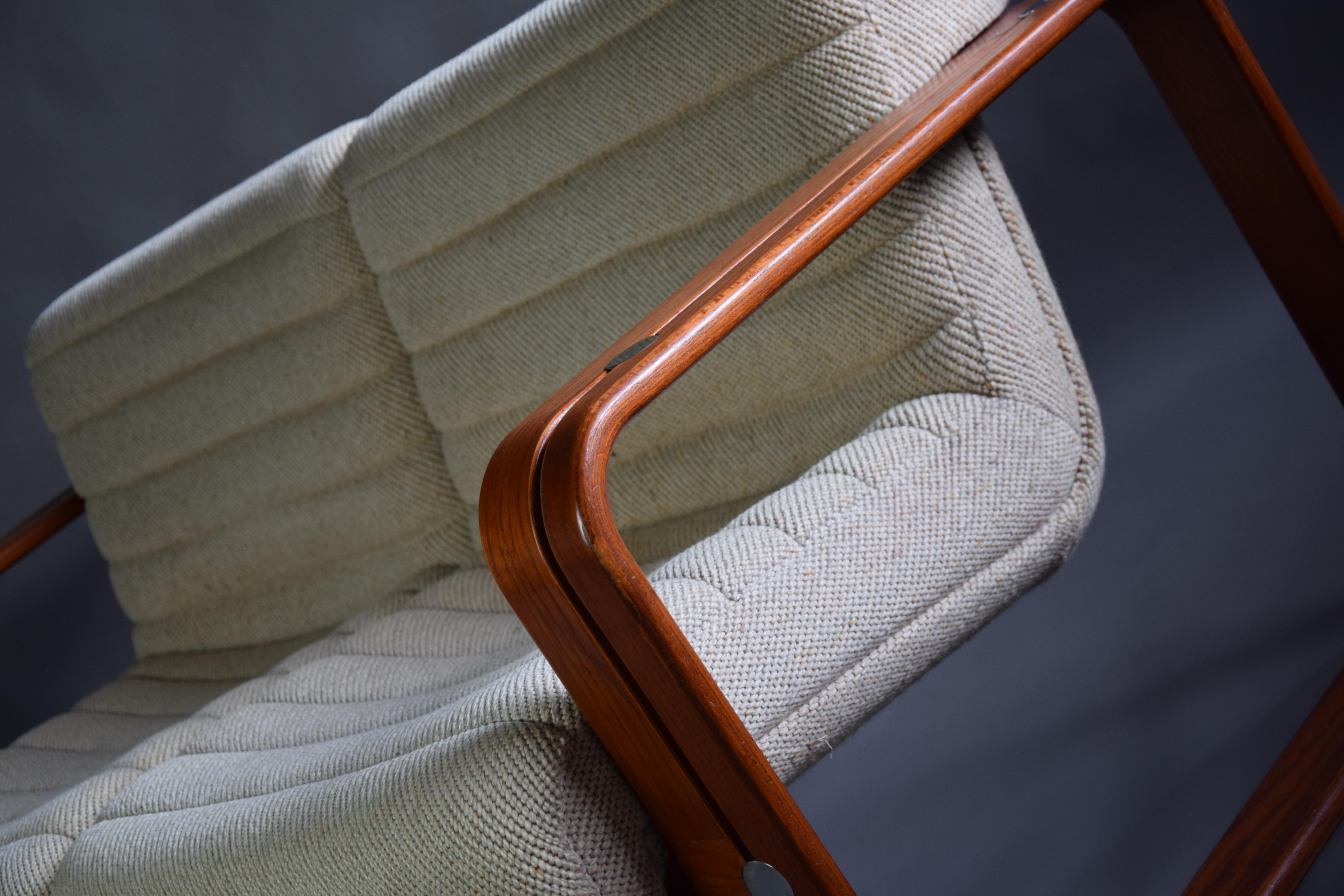 Sedia a due posti con tappezzeria ecrù e struttura in legno di Giroflex, design moderno di metà secolo in vendita 9