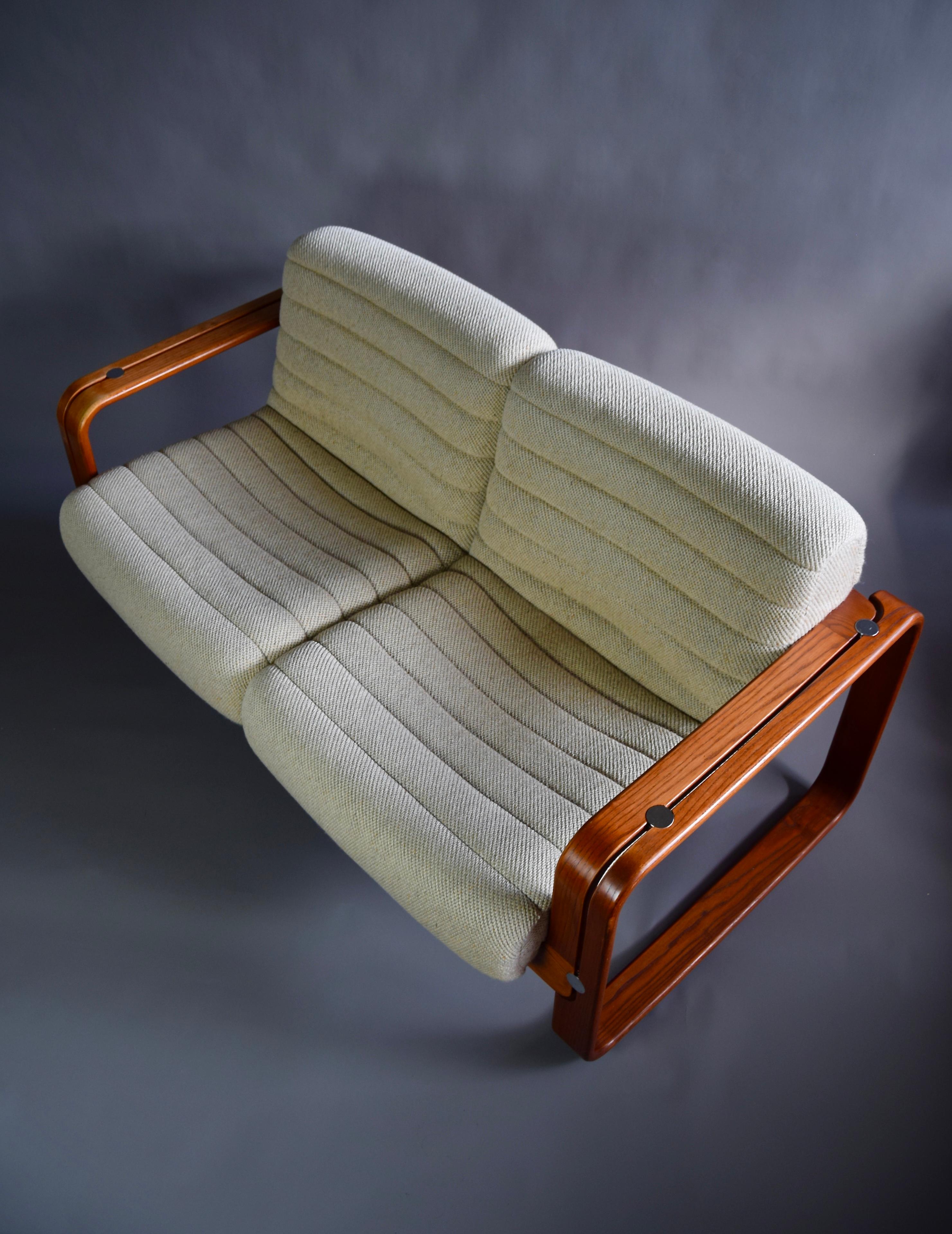 Mid-Century Modern Ecru Upholstery and Wooden Frame Two Seater by Giroflex For Sale 11