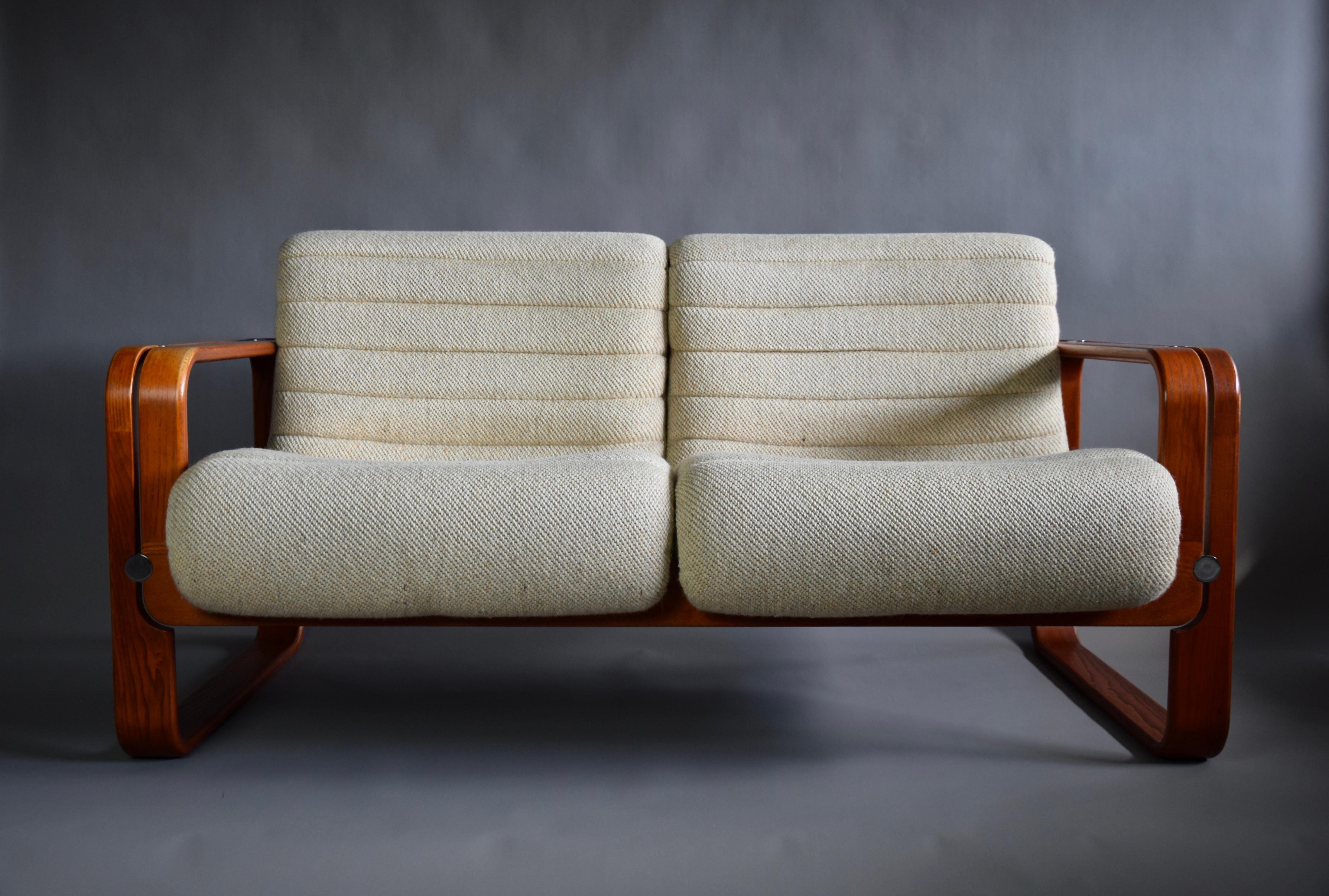 Wunderschönes Zweisitzer-Sofa aus den 1970er Jahren mit seiner originalen ecrufarbenen Polsterung in tollem Zustand. Entworfen von Martin Stoll für den Schweizer Möbelhersteller Giroflex, der für seine zukunftsweisende und hervorragende Qualität