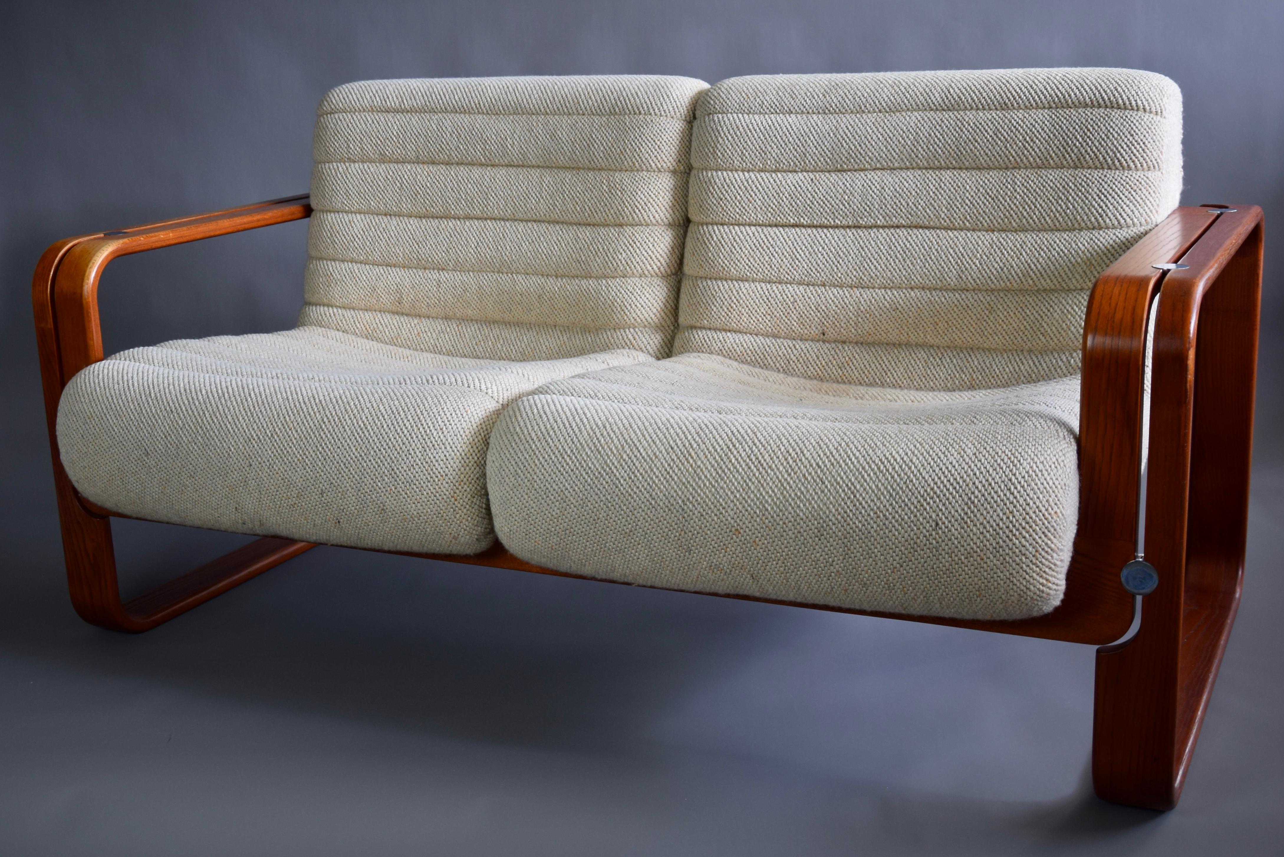 Late 20th Century Mid-Century Modern Ecru Upholstery and Wooden Frame Two Seater by Giroflex For Sale