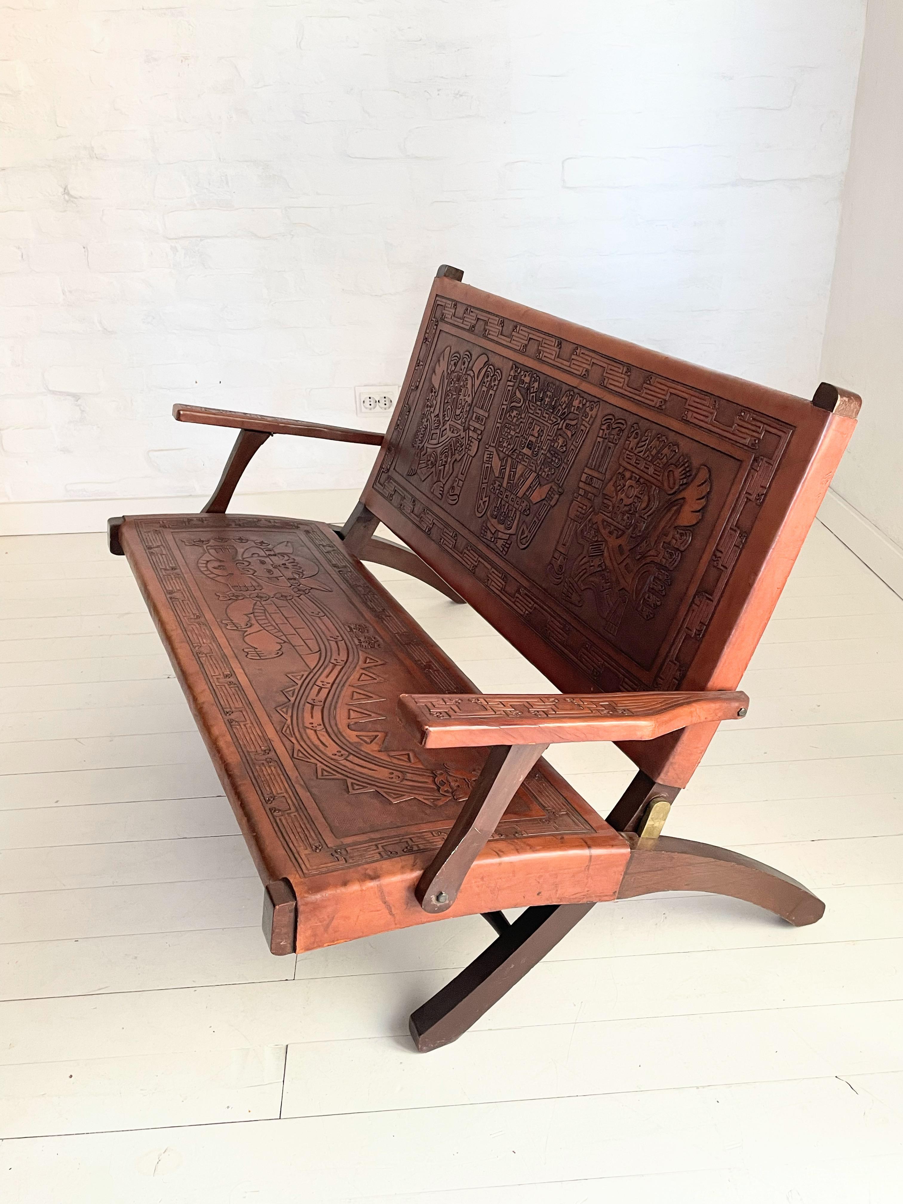  Ecuadorian  Tooled Leather Folding Bench by Angel Pazmino 1960s In Good Condition In Debrecen-Pallag, HU