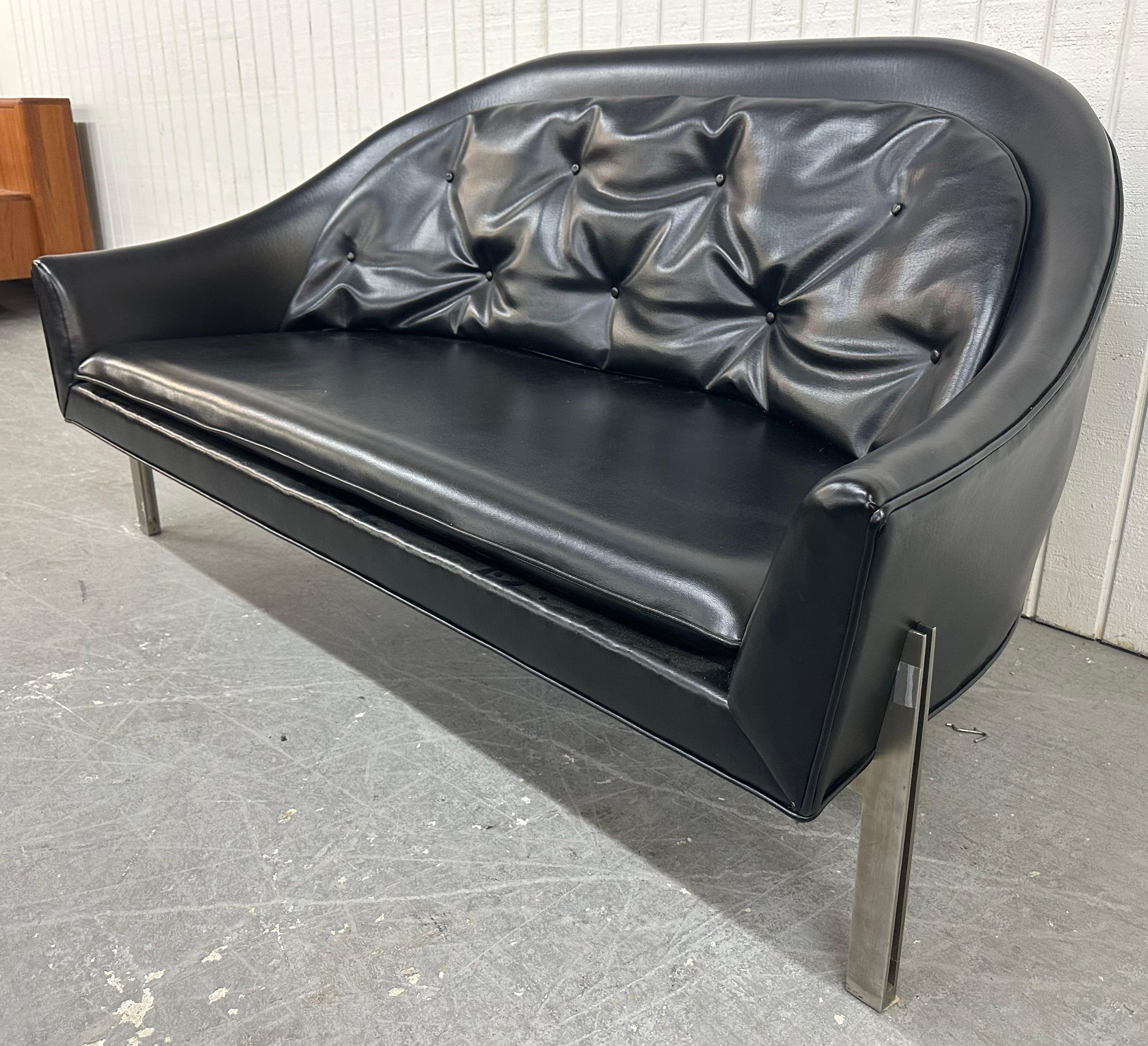 Moderno de mediados de siglo Edward Axel Roffman Loveseat de vinilo negro Estadounidense en venta
