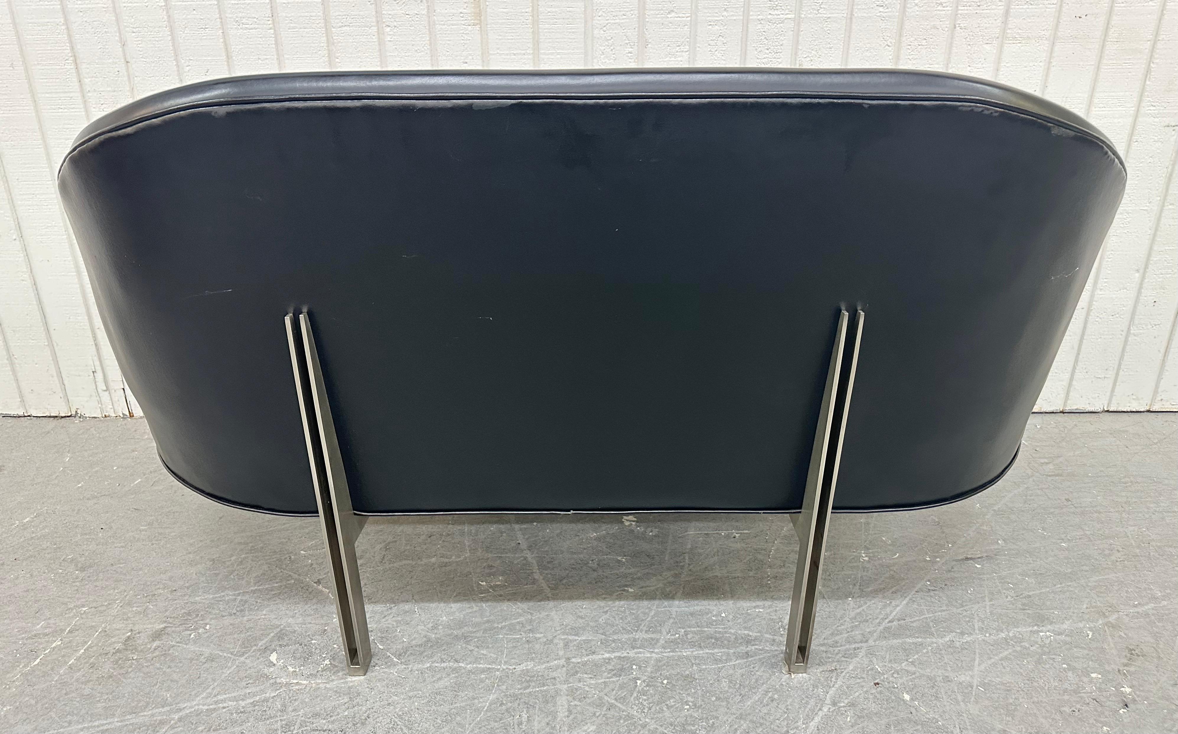 Moderno de mediados de siglo Edward Axel Roffman Loveseat de vinilo negro en Bueno estado para la venta en Clarksboro, NJ