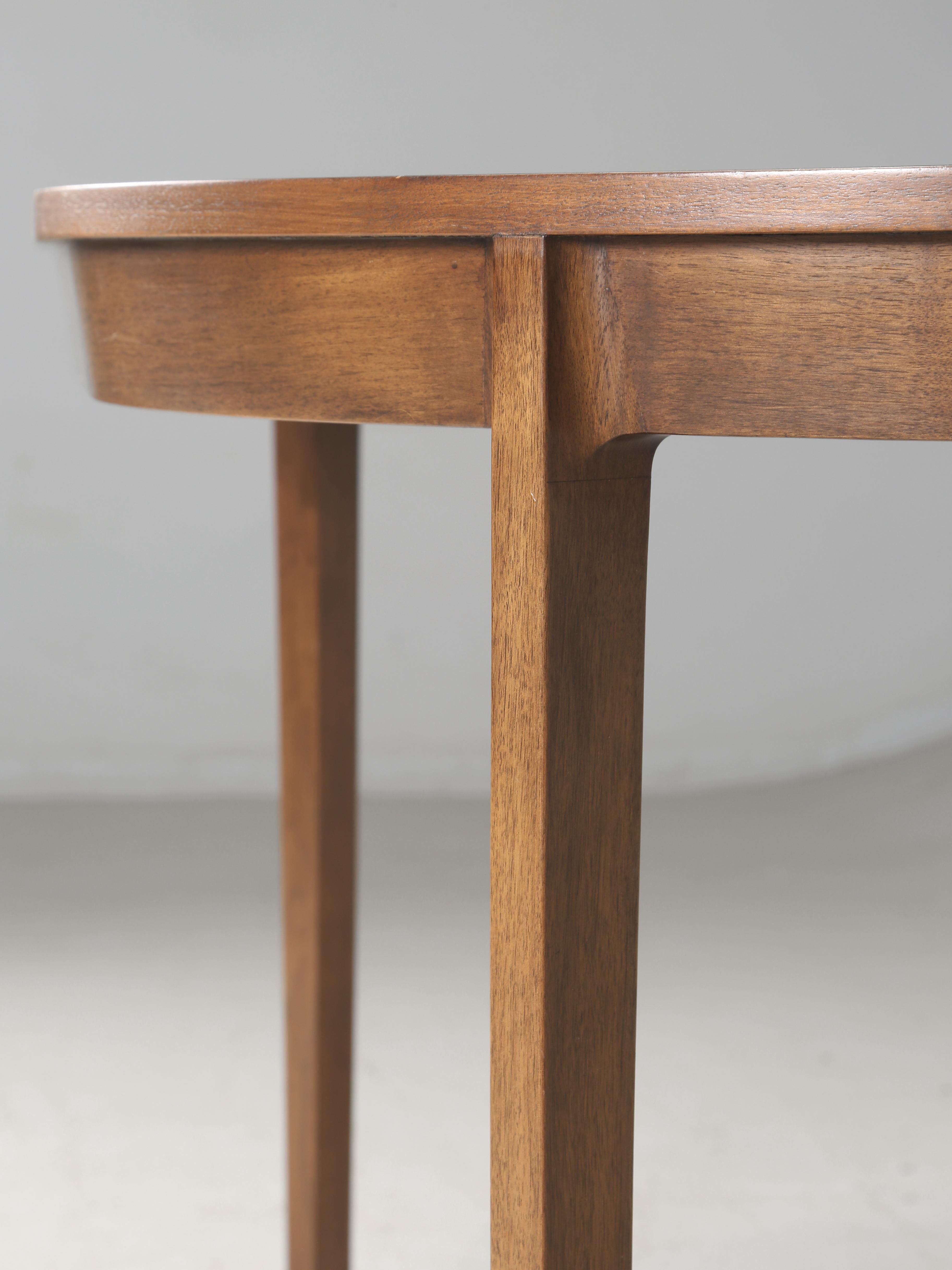 Moderner Edward Wormley für Dunbar Esszimmertisch und Stühle aus Nussbaumholz aus der Jahrhundertmitte im Angebot 2