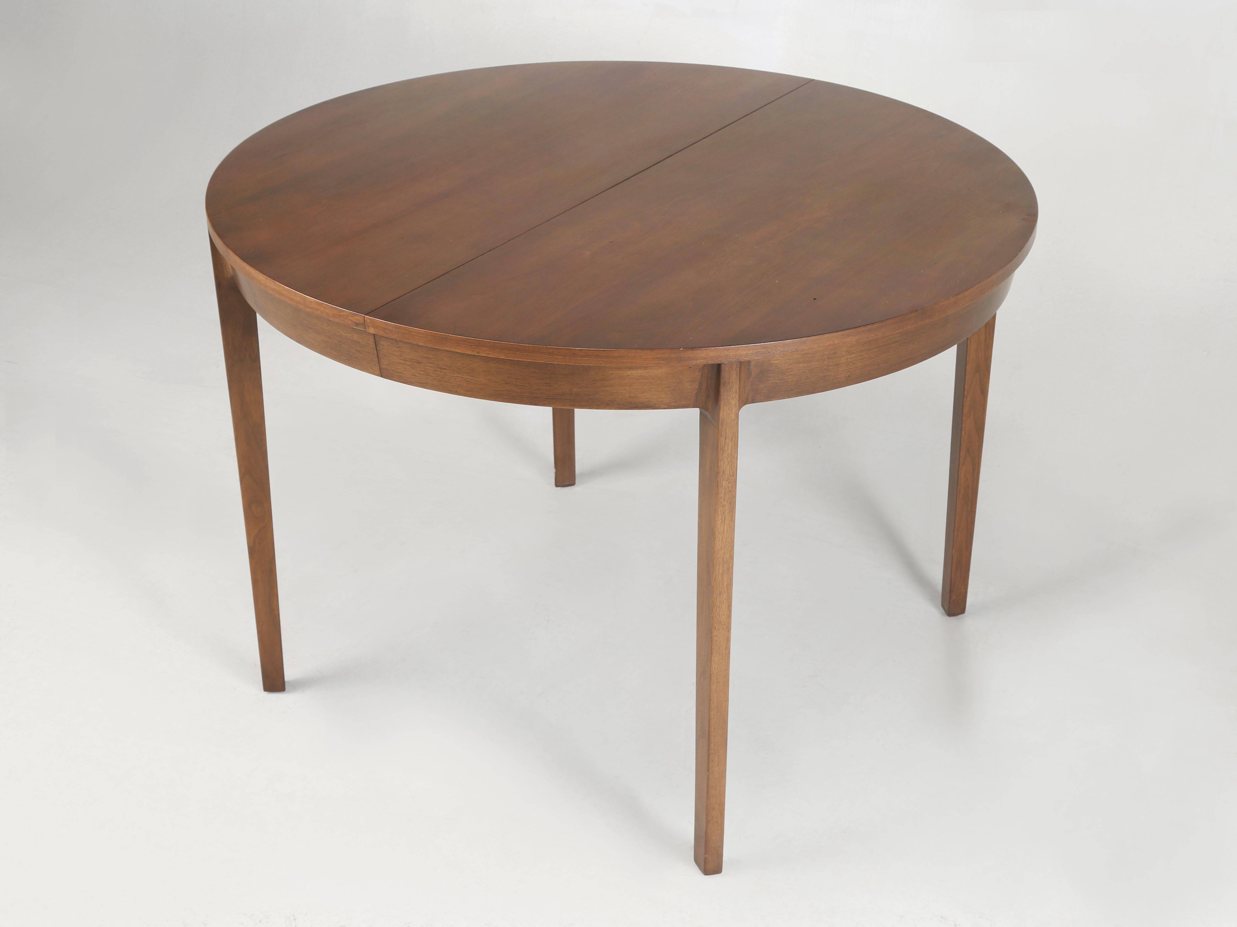 Moderner Edward Wormley für Dunbar Esszimmertisch und Stühle aus Nussbaumholz aus der Jahrhundertmitte (amerikanisch) im Angebot