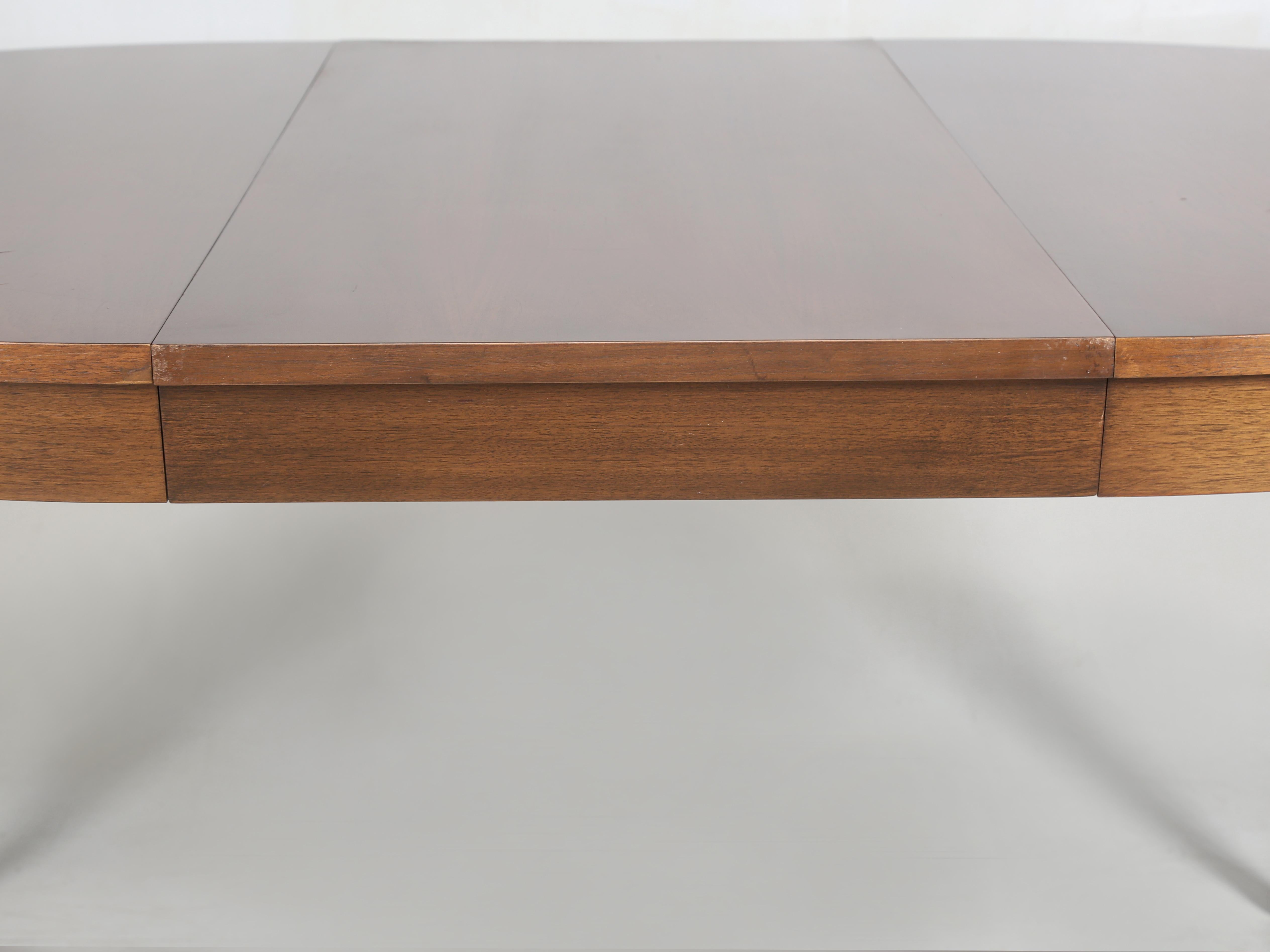 Moderner Edward Wormley für Dunbar Esszimmertisch und Stühle aus Nussbaumholz aus der Jahrhundertmitte im Angebot 1