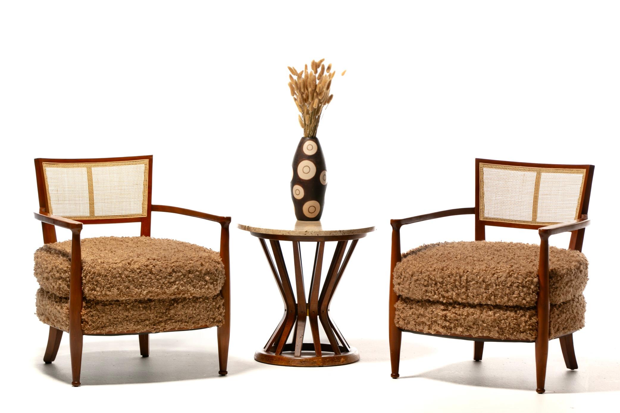 Le contraste séduisant entre les cadres élégants en noyer brossé et les formes organiques bouclées du tissu camel fait de ces chaises le genre de chaises de salon Mid Century Modern qui se font remarquer. La silhouette du cadre rappelle les chaises