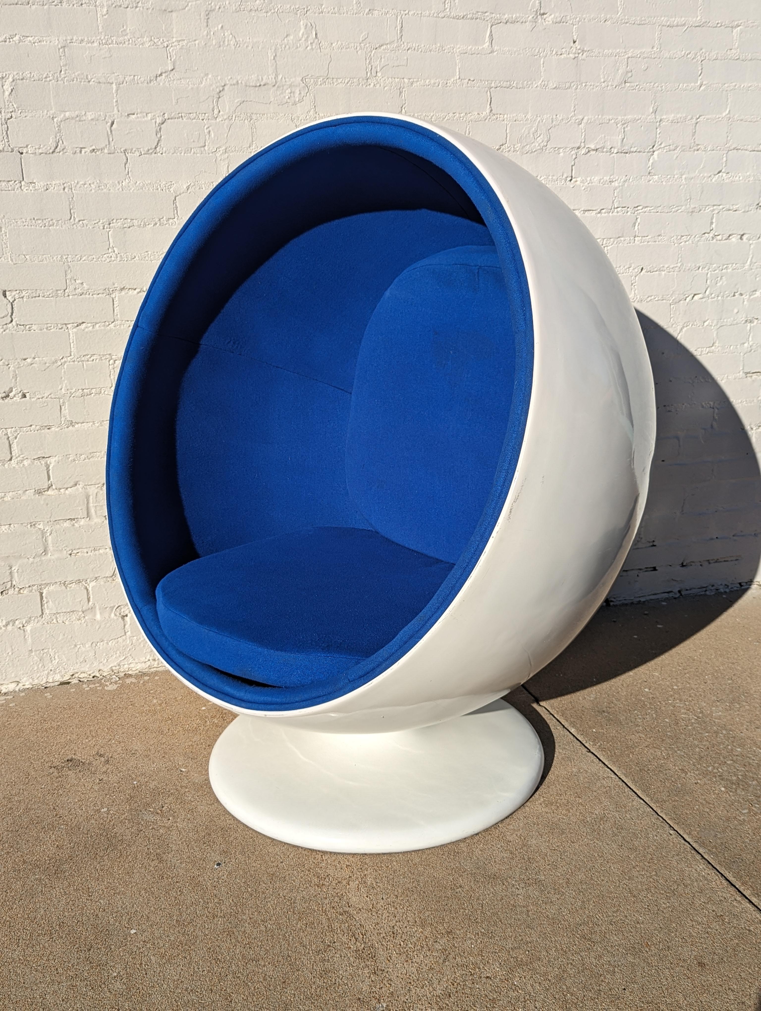 Mid Century Modern Eero Aarnio Inspired Ball Chair  For Sale 6