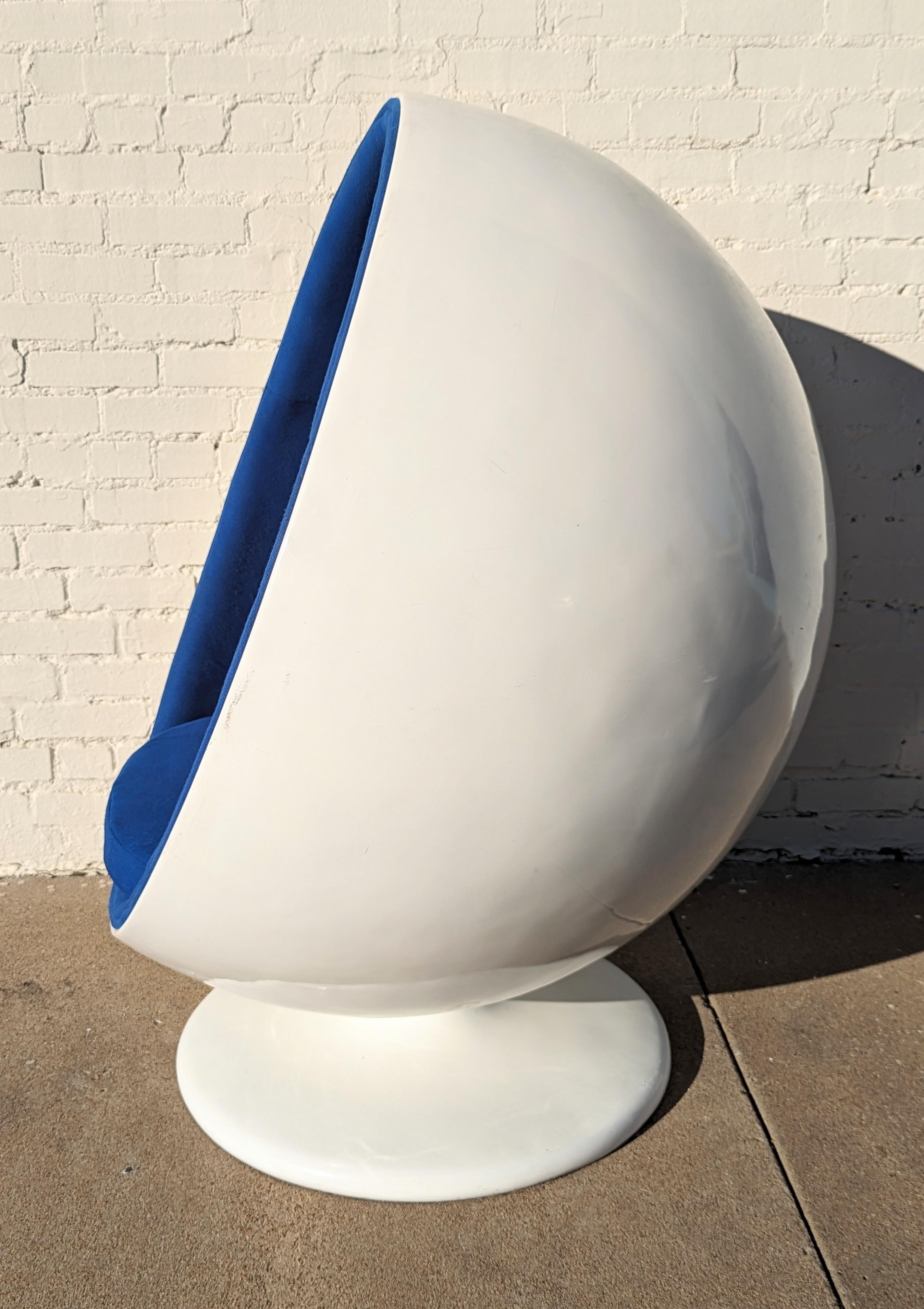 Mid Century Modern Eero Aarnio Inspired Ball Chair  For Sale 8