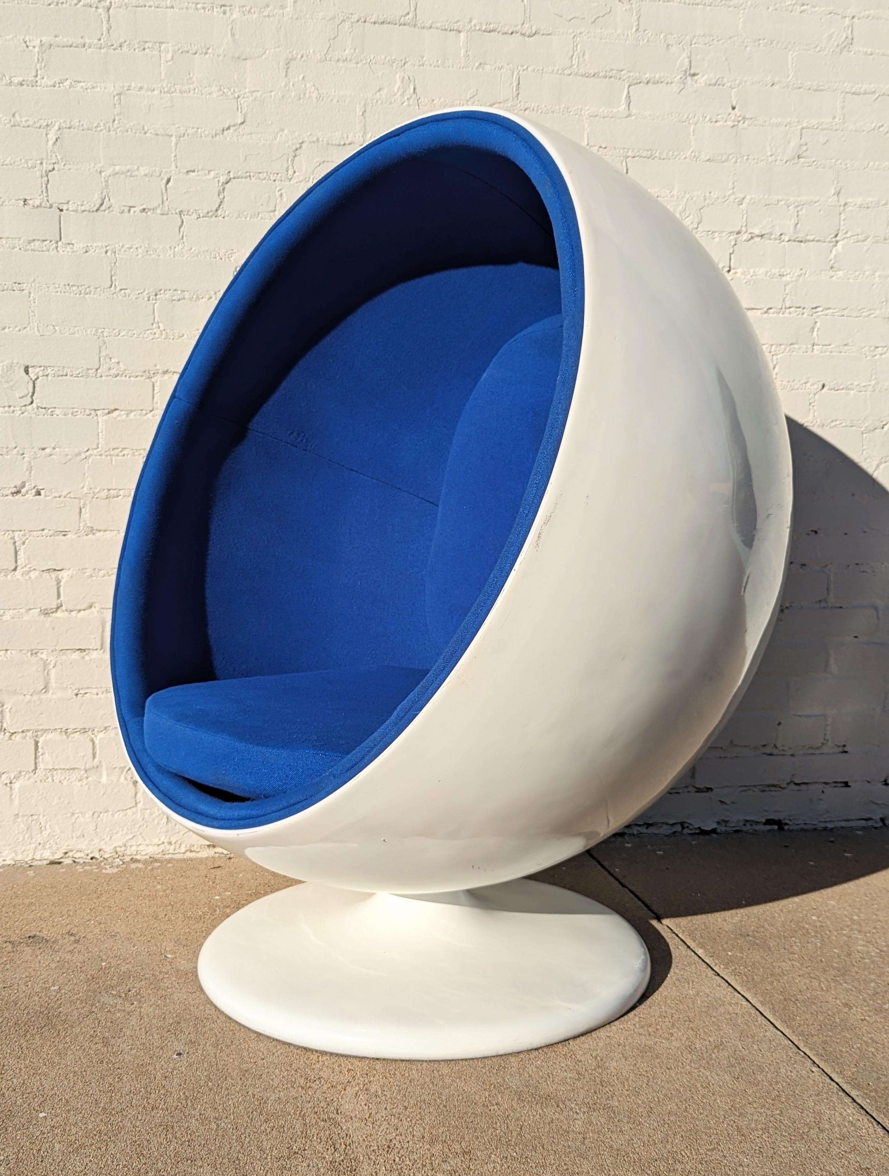 Mid Century Modern Eero Aarnio Inspired Ball Chair  For Sale 2