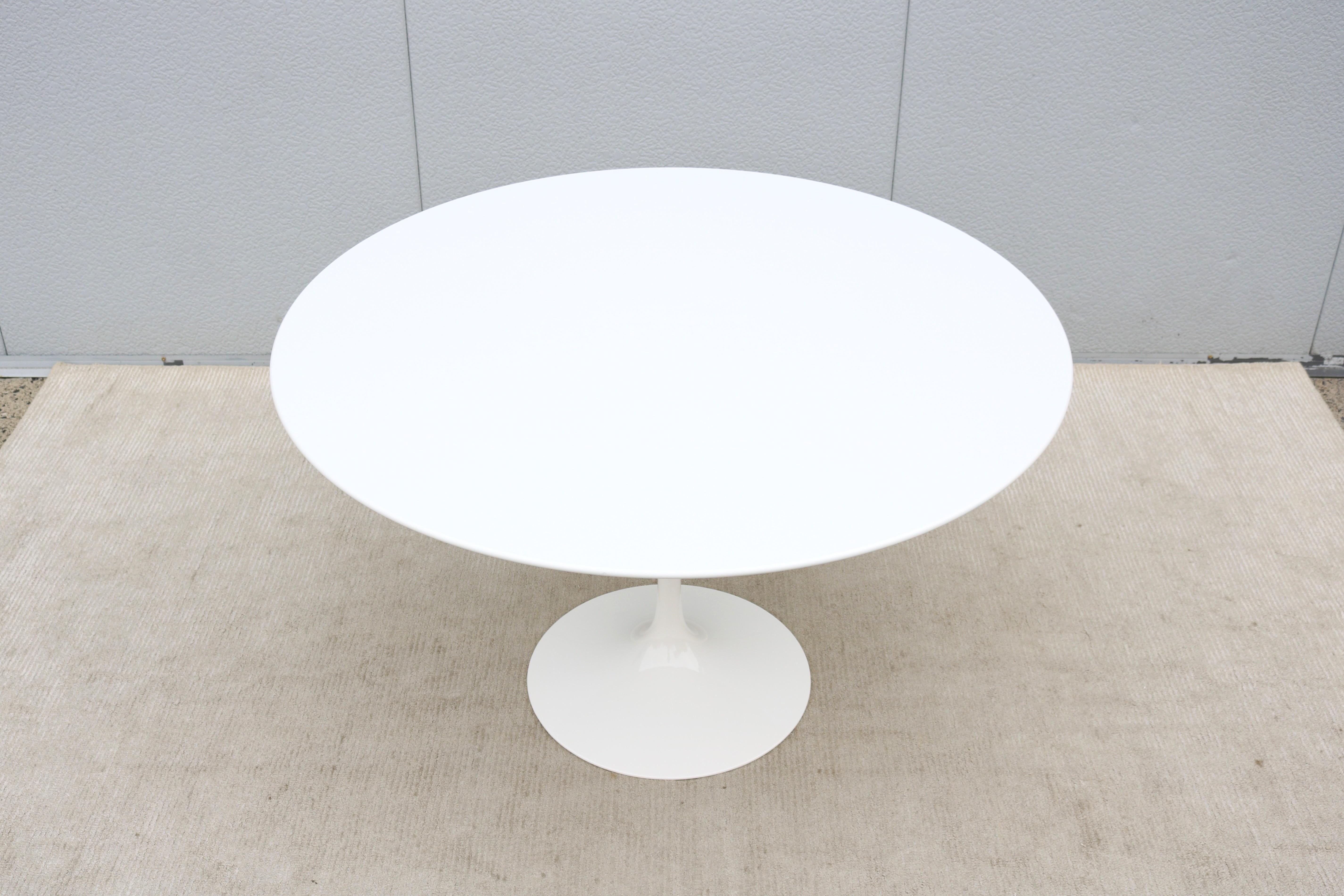 Beveled Mid-Century Modern Eero Saarinen for Knoll 47