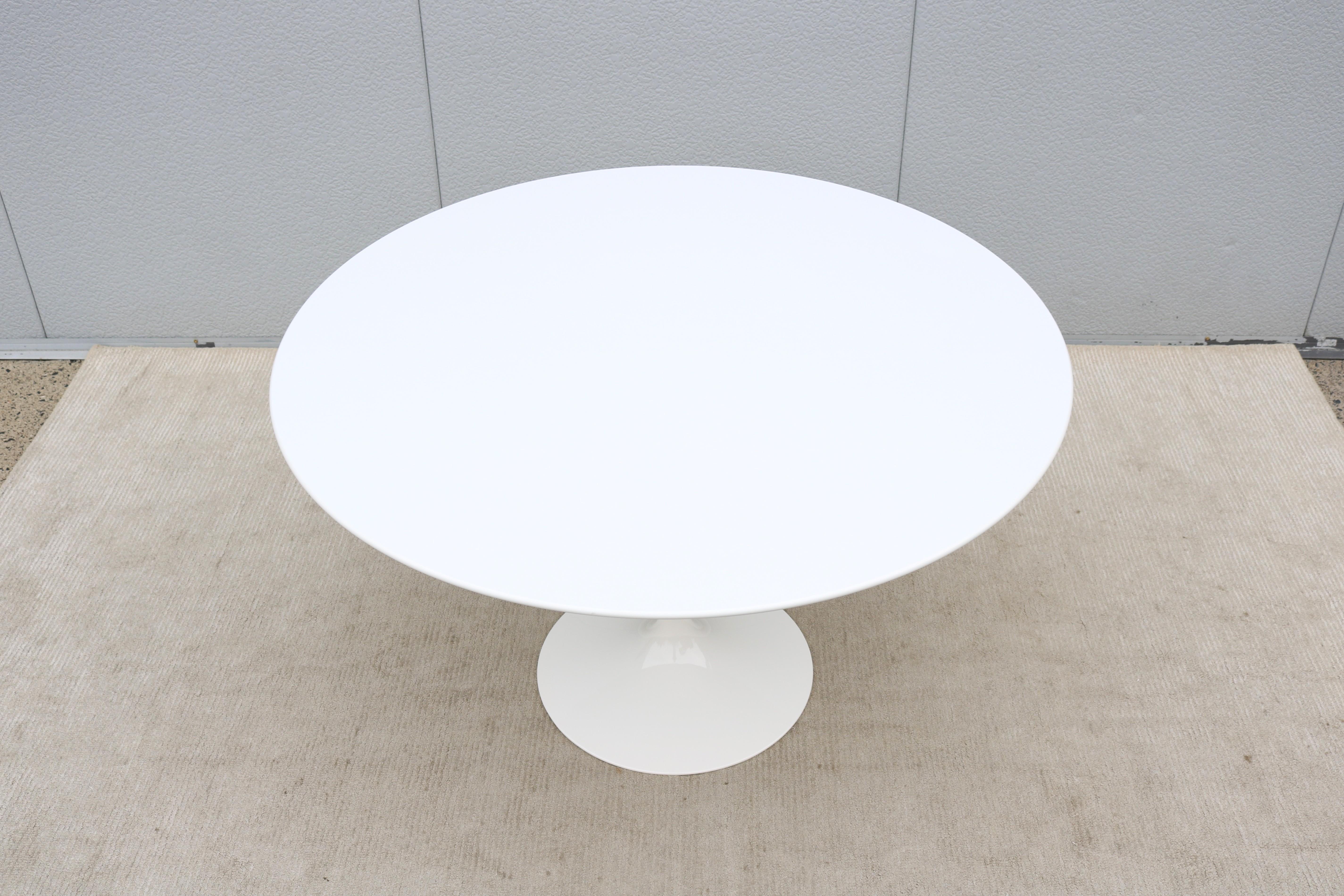 Mid-Century Modern Eero Saarinen for Knoll 47