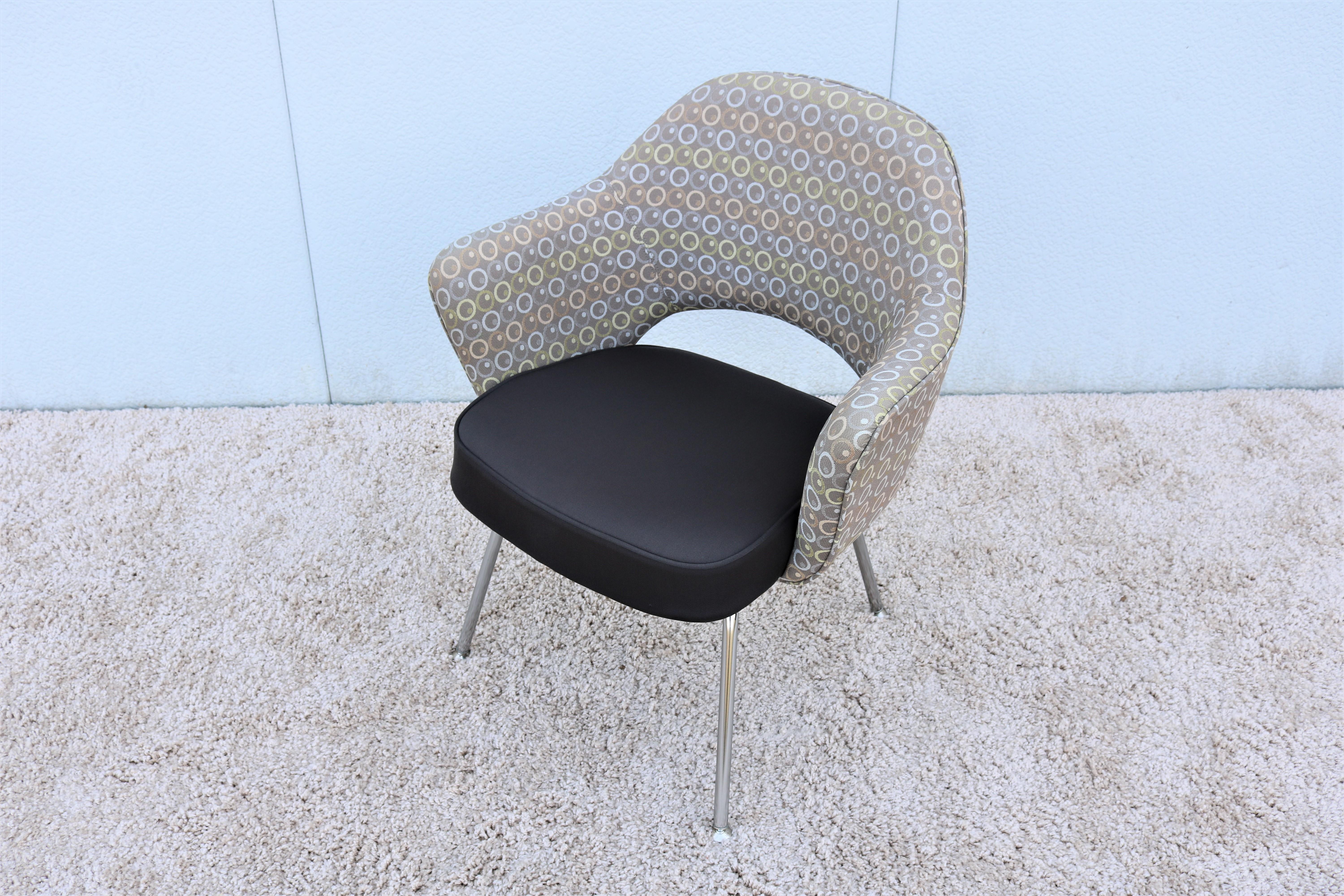 Stunning authentic Mid-century modern Saarinen Executive Arm Chair by Knoll.
One of Knoll most popular designs that achieved comfort through the shape of its shell.
Was introduced in 1950 a midcentury modern classic.

Specifications:
Upholstered