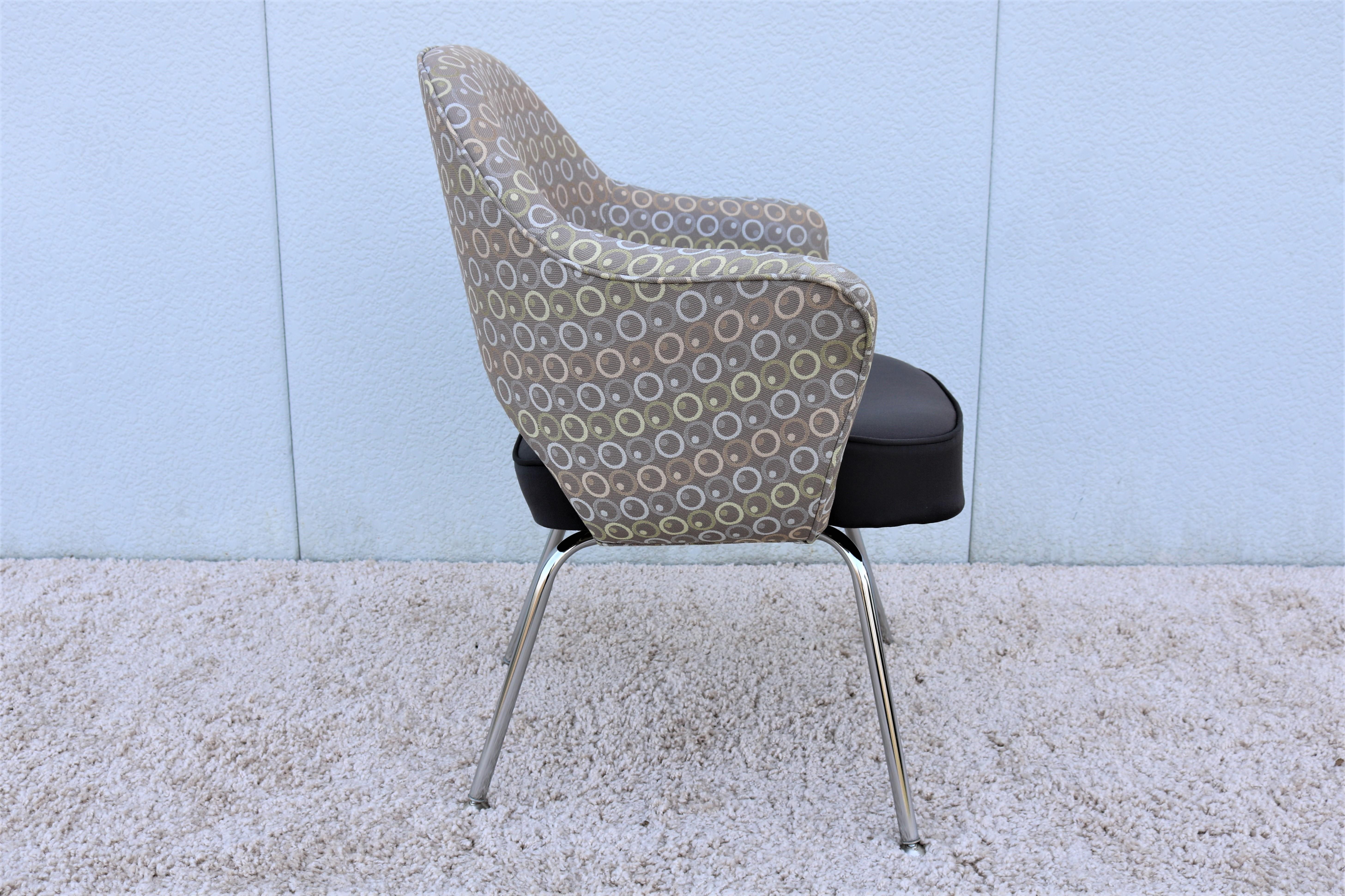 Mid-Century Modern Eero Saarinen for Knoll Brown Executive Arm Chair In Good Condition For Sale In Secaucus, NJ