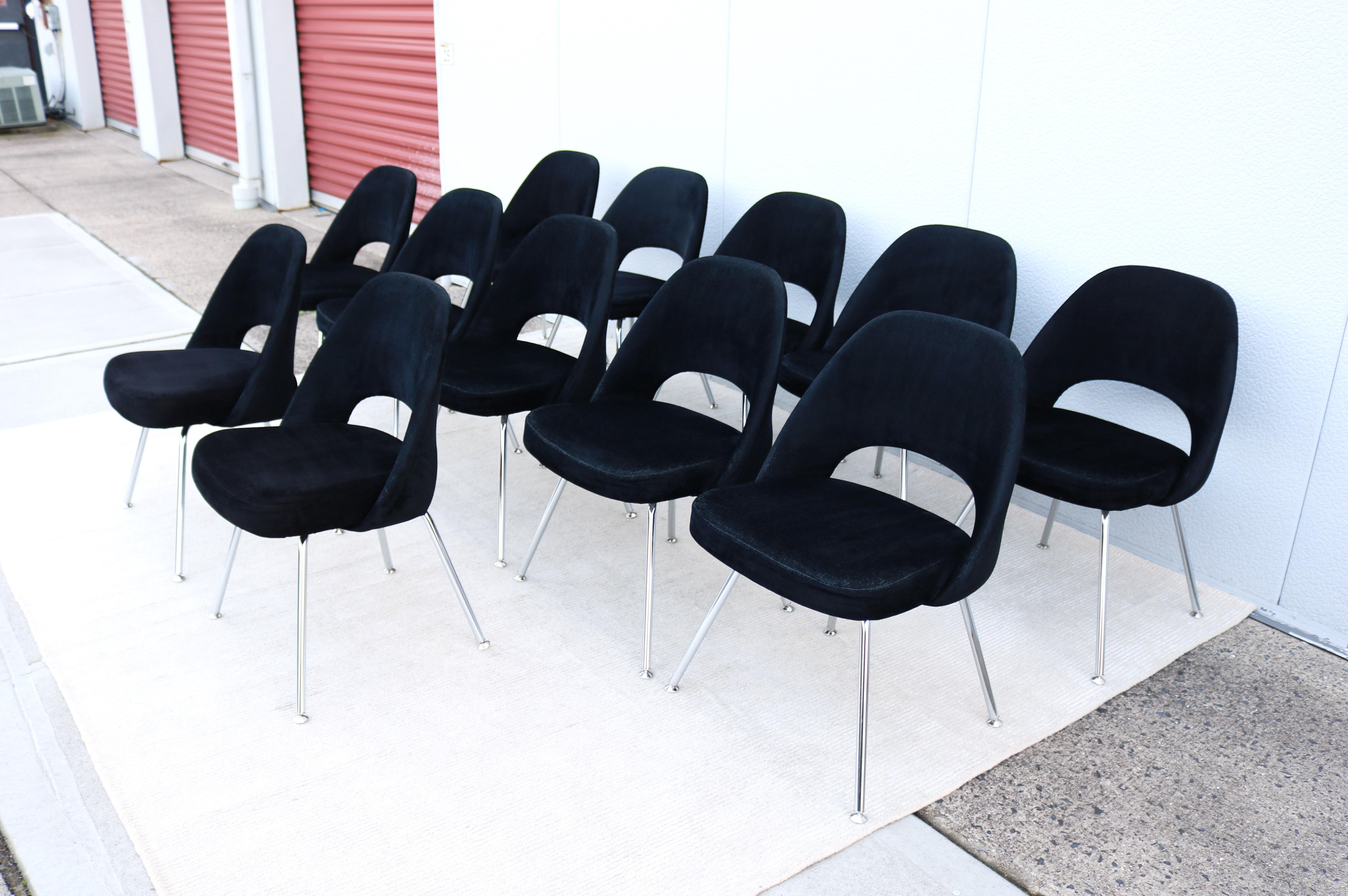 Superbe ensemble de douze fauteuils de direction sans accoudoirs Saarinen de Knoll, authentiquement moderne du milieu du siècle dernier.
L'un des designs les plus populaires de Knoll qui a atteint un confort suprême grâce à la forme de sa coque.
Il