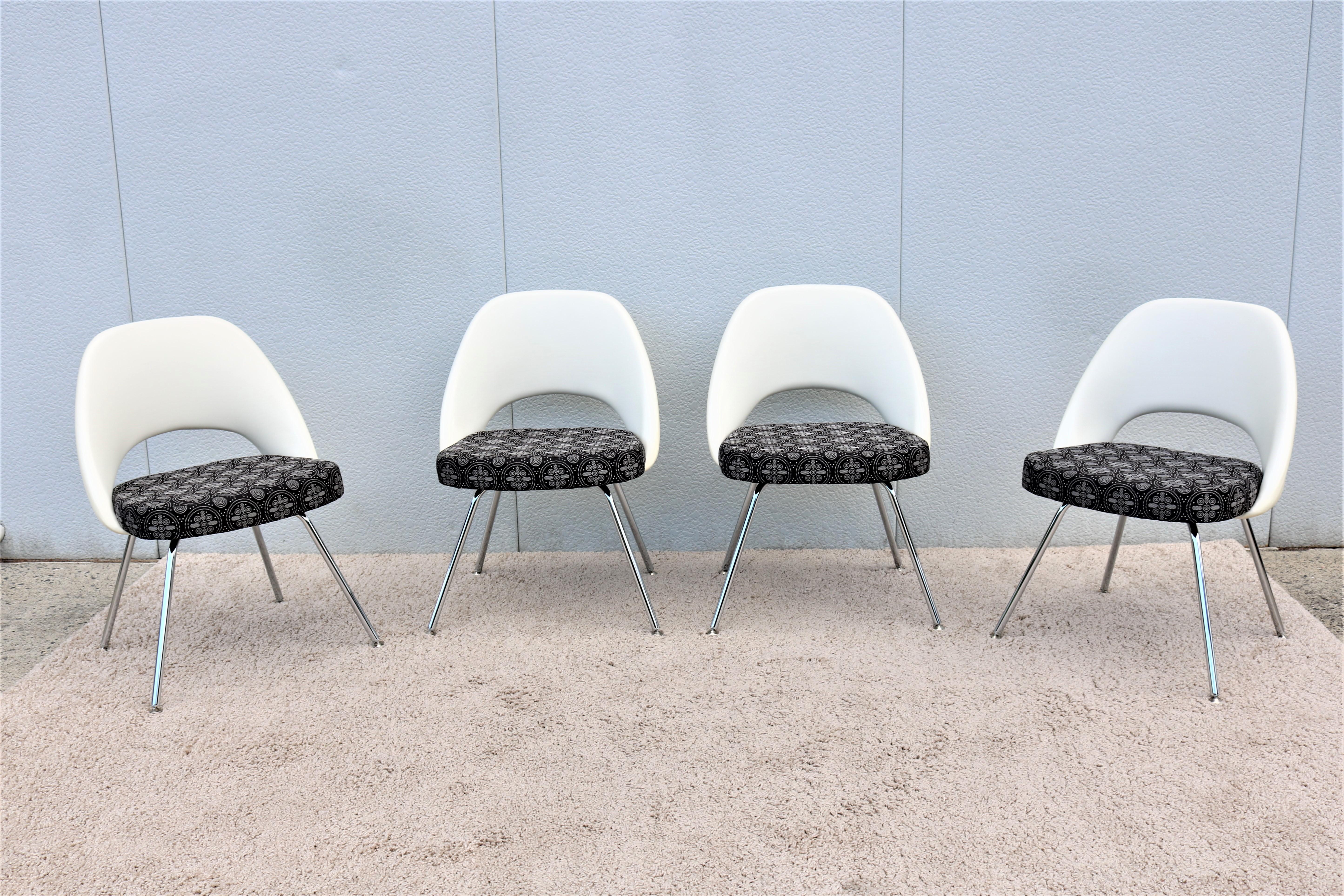 Stunning authentic Mid-Century Modern set of four Saarinen executive armless chairs by Knoll.
One of Knoll most popular designs that achieved comfort through the shape of its shell.
Was introduced in 1950 A midcentury modern Classic.

Please note
