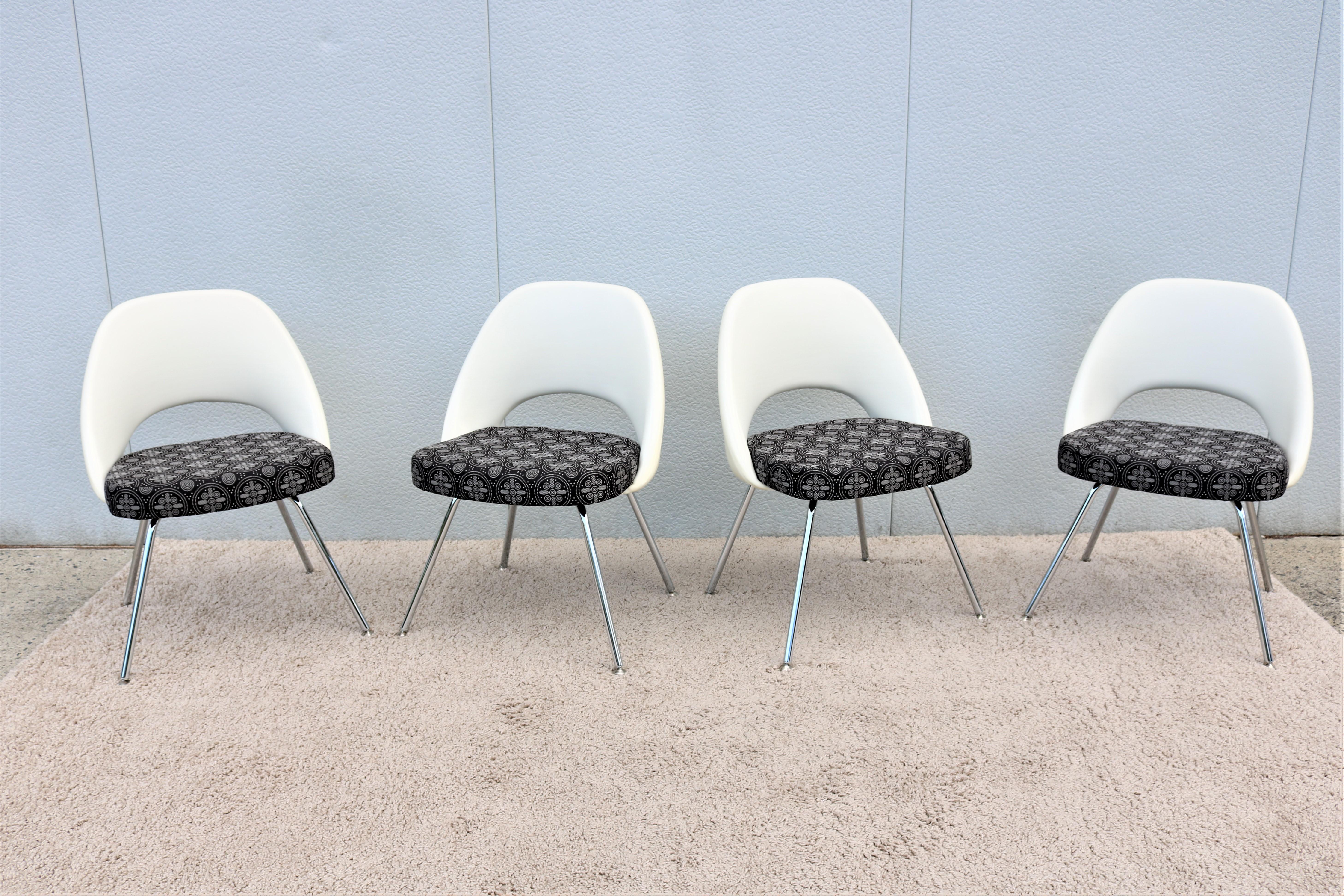 Mid-Century Modern Eero Saarinen for Knoll Executive Armless Chairs, Set of 4 In Good Condition For Sale In Secaucus, NJ