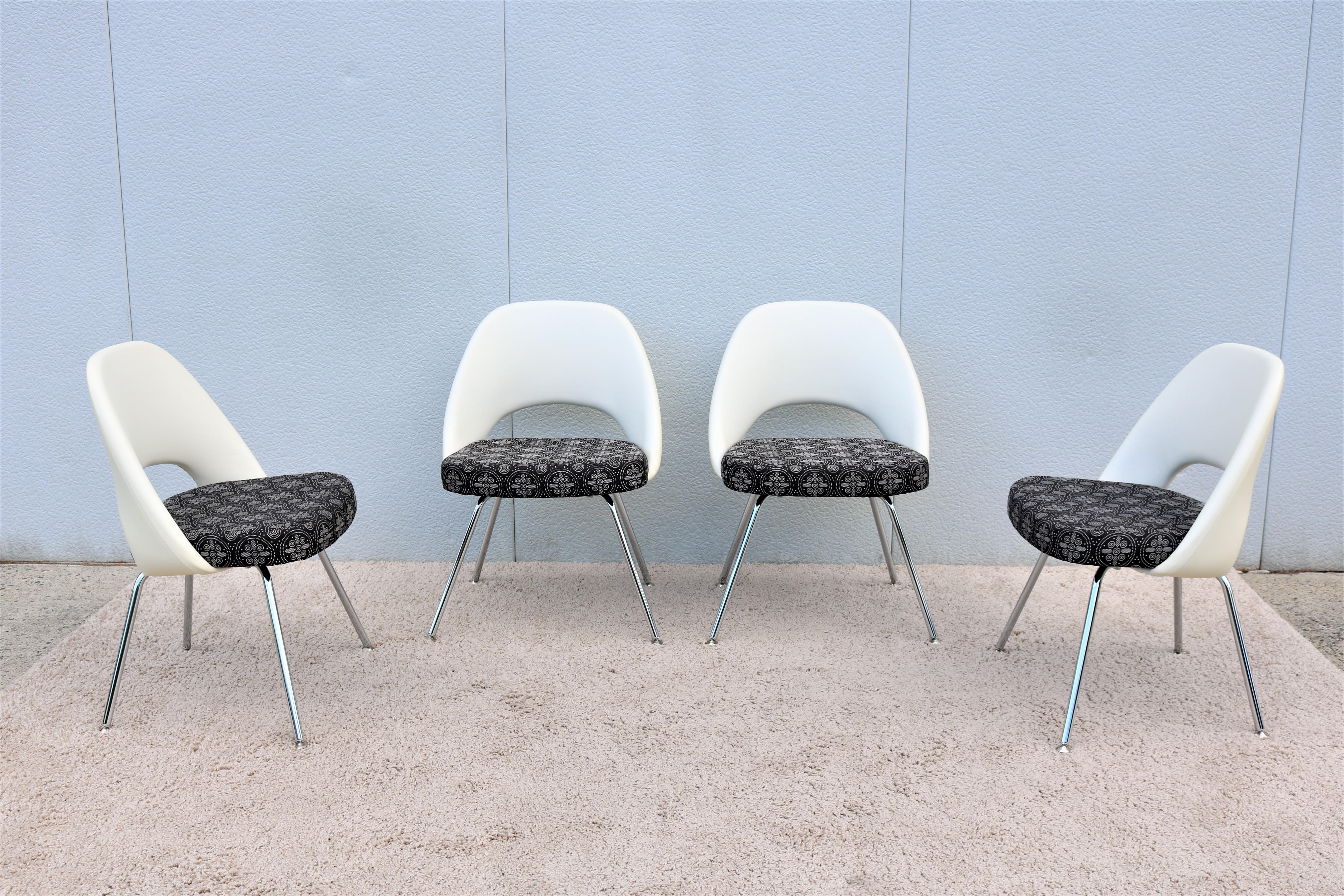 Contemporary Mid-Century Modern Eero Saarinen for Knoll Executive Armless Chairs, Set of 4 For Sale