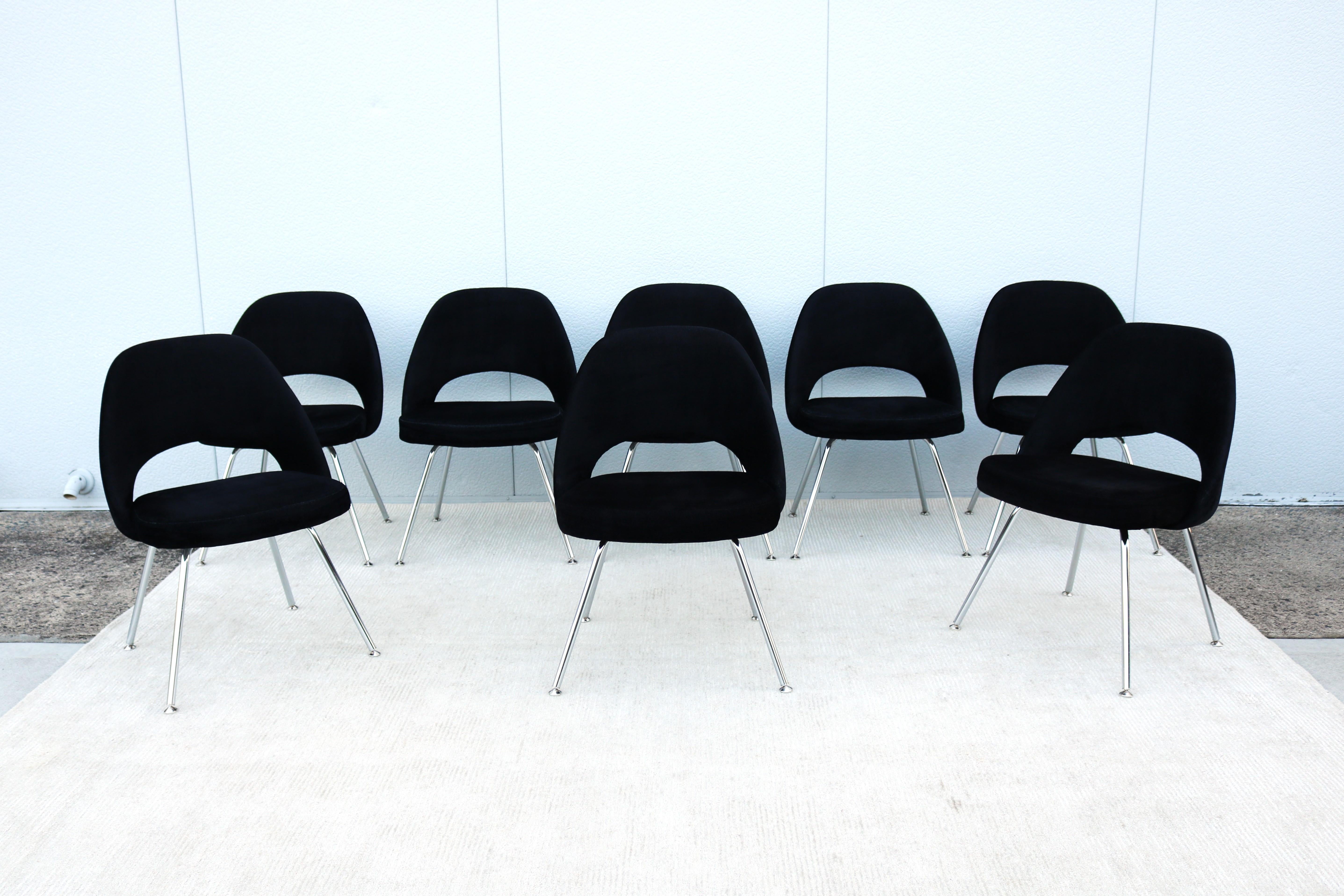 Superbe ensemble de huit fauteuils de direction sans accoudoirs Saarinen de Knoll, authentiquement moderne du milieu du siècle dernier.
L'un des designs les plus populaires de Knoll qui a atteint un confort suprême grâce à la forme de sa coque.
Il a