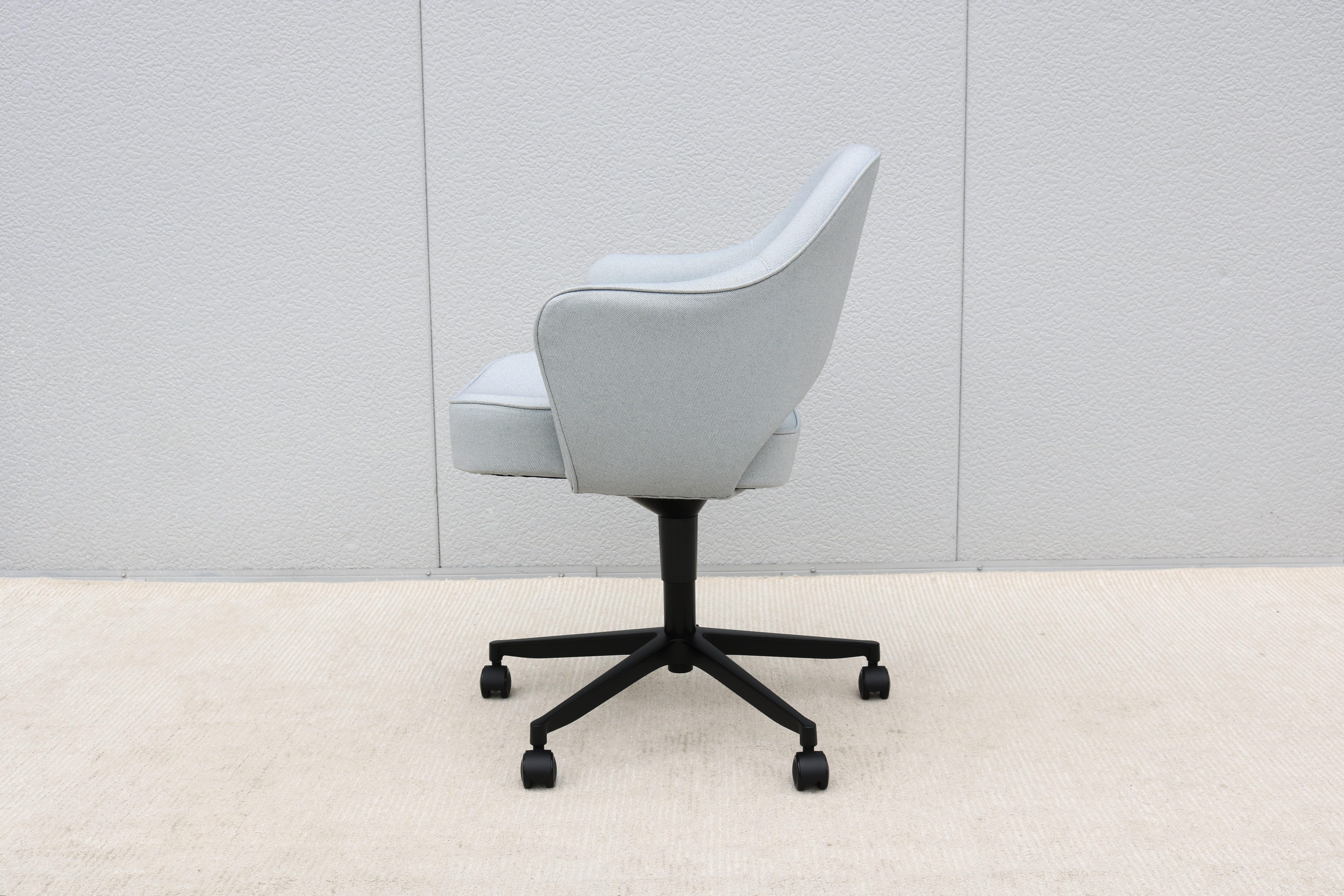 Mid-Century Modern Eero Saarinen for Knoll New Executive Swivel Desk Arm Chair For Sale 4